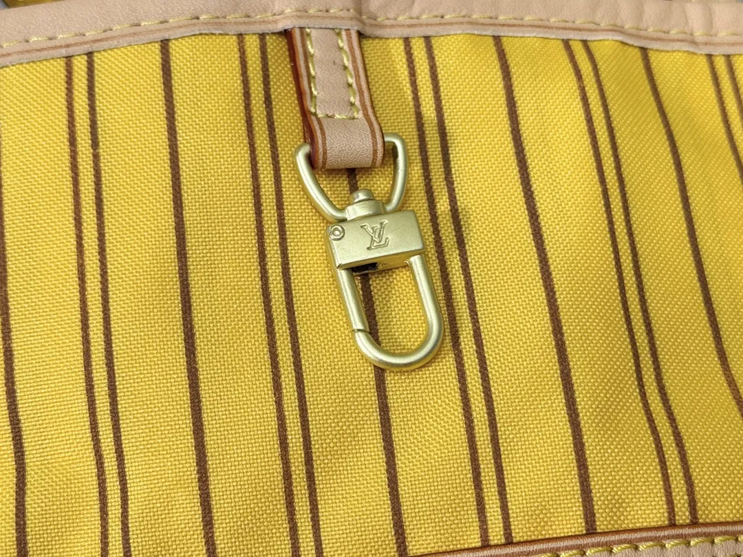 P260 Original‼ ️ Full of praise. LV’s latest hot-selling model, M40990 large size, original leather with bronze hardware, photographed in-house. Welcome to consult! Size: Large 40*33*20