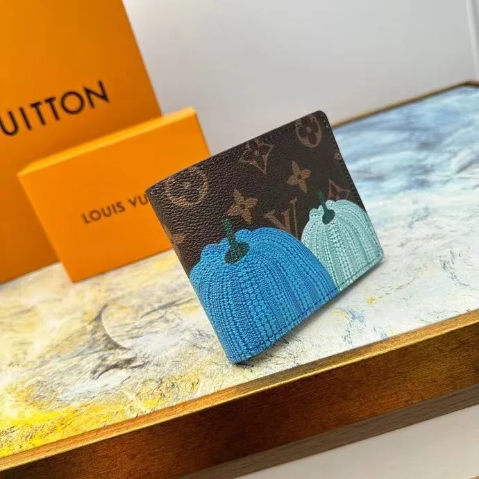 P110 M60895 This slim and practical LV x YK Slender wallet gives the new Louis Vuitton x Yayoi Kusama joint series a dazzling new look. The style is sewn with Monogram Eclipse Reverse canvas and printed with pumpkin patterns that are common in the works of Japanese art pioneer Yayoi Kusama, using bright colors to symbolize the warmth and optimism these works symbolize. The classic wallet is reinterpreted as a work of art, making it the perfect gift for art lovers. 11 x 8.5 x 2 cm (Length x Height x Width) Monogram Eclipse Reverse coated canvas with colorful pumpkin pattern cowhide trim and interior LV x YK logo 8 business card slots Compartment for banknotes
