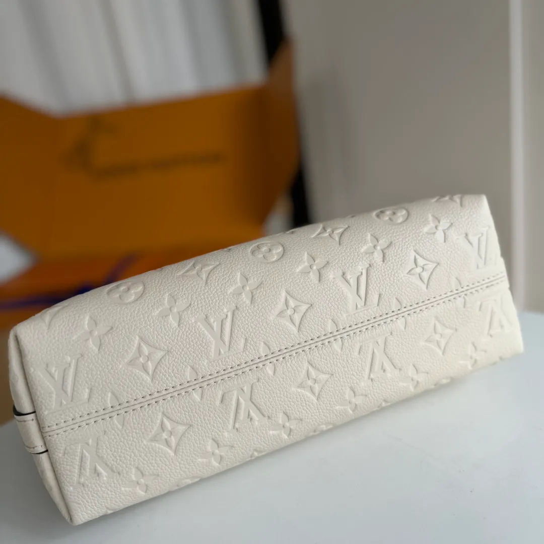 p1440 [Equipped with a full set of packaging at the MB counter] Special-grade original order with upgraded hardware, physical photo 🔝SAC SPORT handbag milk white M46609 gram M46610Sac Sport handbag is made of soft Monogram Empreinte embossed leather to create a curved outline, paying tribute to the archive design with retro configuration and exquisite details. Plenty of space makes it easy to carry your daily needs, and the adjustable handle allows for a variety of carrying methods. Size: 27*22*10.5