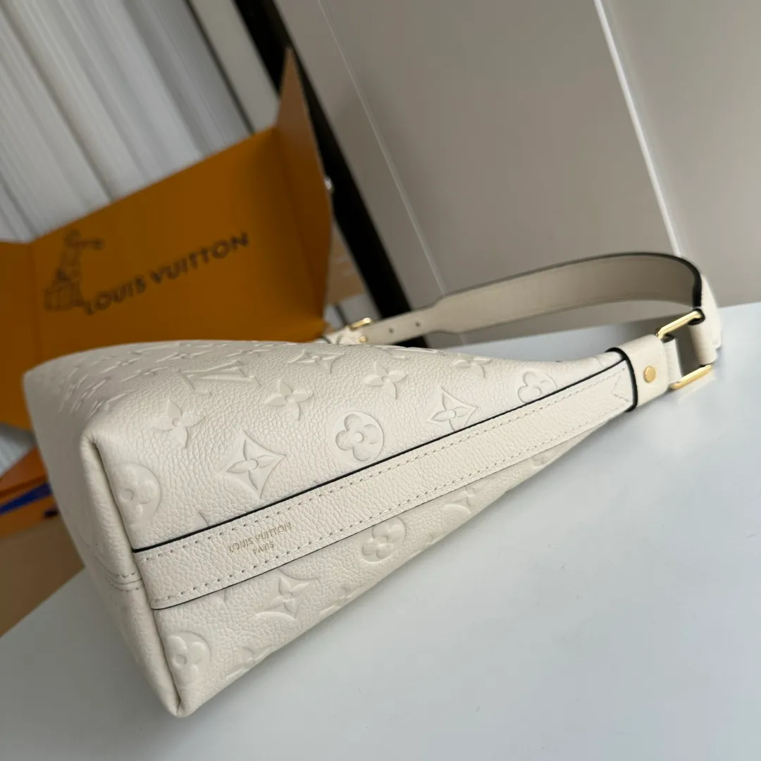 p1440 [Equipped with a full set of packaging at the MB counter] Special-grade original order with upgraded hardware, physical photo 🔝SAC SPORT handbag milk white M46609 gram M46610Sac Sport handbag is made of soft Monogram Empreinte embossed leather to create a curved outline, paying tribute to the archive design with retro configuration and exquisite details. Plenty of space makes it easy to carry your daily needs, and the adjustable handle allows for a variety of carrying methods. Size: 27*22*10.5
