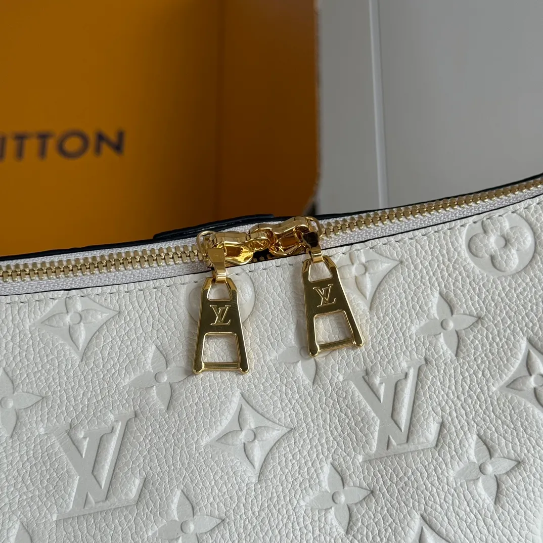 p1440 [Equipped with a full set of packaging at the MB counter] Special-grade original order with upgraded hardware, physical photo 🔝SAC SPORT handbag milk white M46609 gram M46610Sac Sport handbag is made of soft Monogram Empreinte embossed leather to create a curved outline, paying tribute to the archive design with retro configuration and exquisite details. Plenty of space makes it easy to carry your daily needs, and the adjustable handle allows for a variety of carrying methods. Size: 27*22*10.5