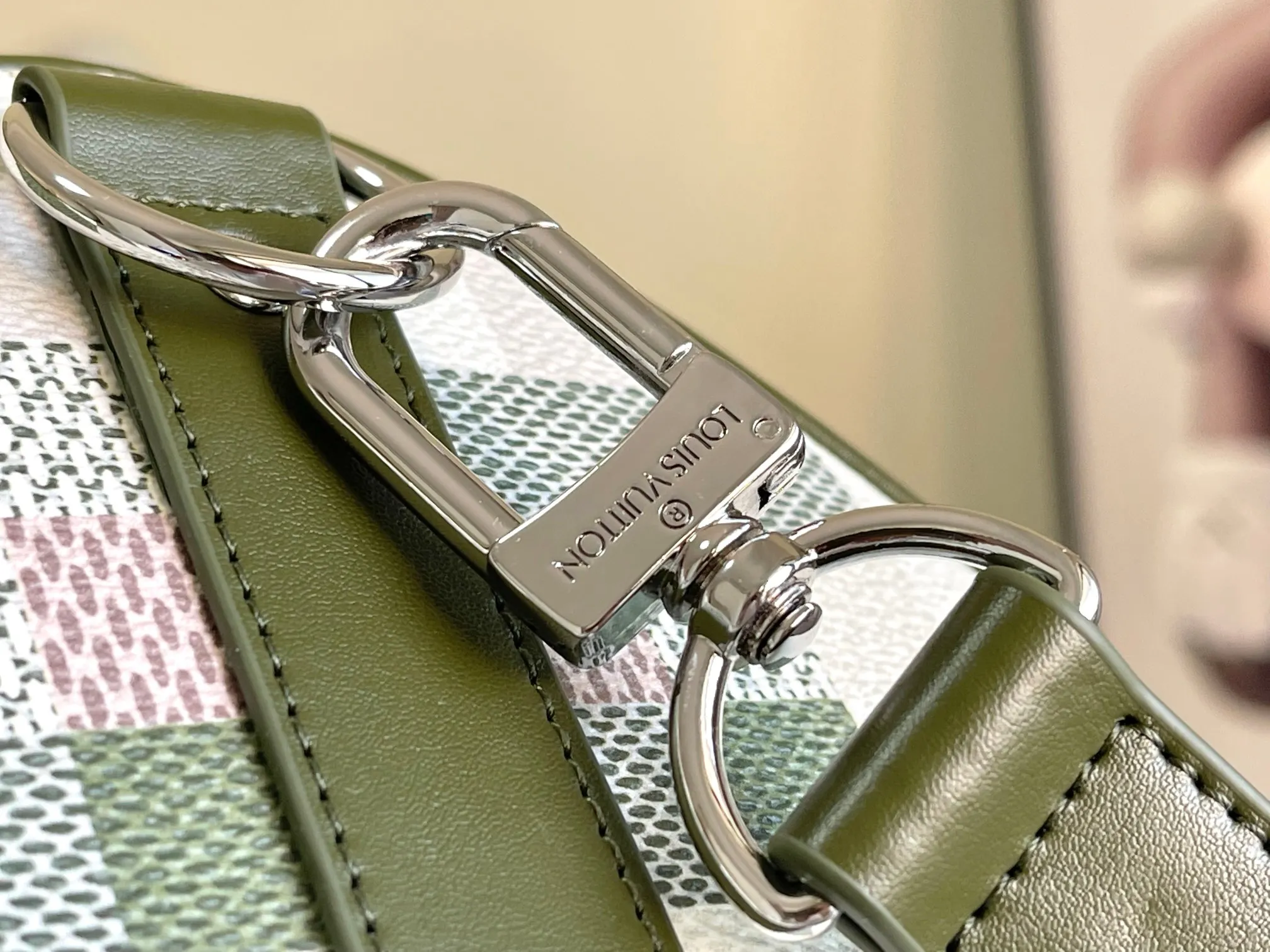 💰1180 Top Original Order M00106 This Keepall Bandoulière 45 travel bag is Monogram Giant coated with Monogram Reverse trim, a nod to the brand’s iconic pattern. Luxurious fabric lining with zippered interior pocket, removable and adjustable leather shoulder strap and top handle allow for a variety of carrying options. Size: 45x27x20cm