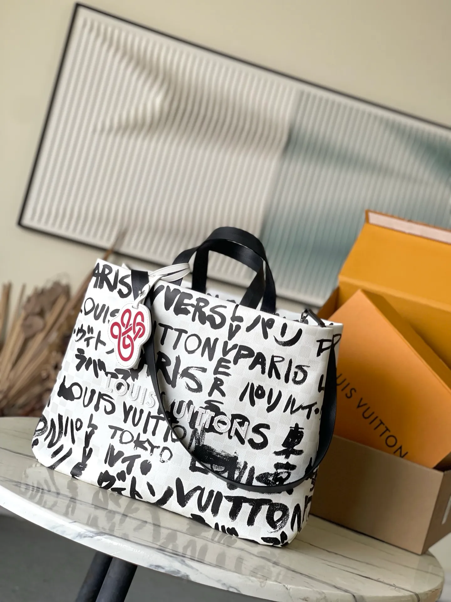 💰1140 Top original order M40797 ARISL ​​VERSET TON YPAKIS RSEM This Shopper Tote medium handbag has Damier checkerboard pattern superimposed with eye-catching hand-painted elements, witnessing the joint creativity of Pharrell Williams and Japanese designer Nigo. The names Louis Vuitton, Paris and Tokyo, as well as the words LVvers, are written in French and Japanese in both French and Japanese, and the patterned cotton lining displays Nigo's signature style. Dimensions: 40 × 32 × 16 cm