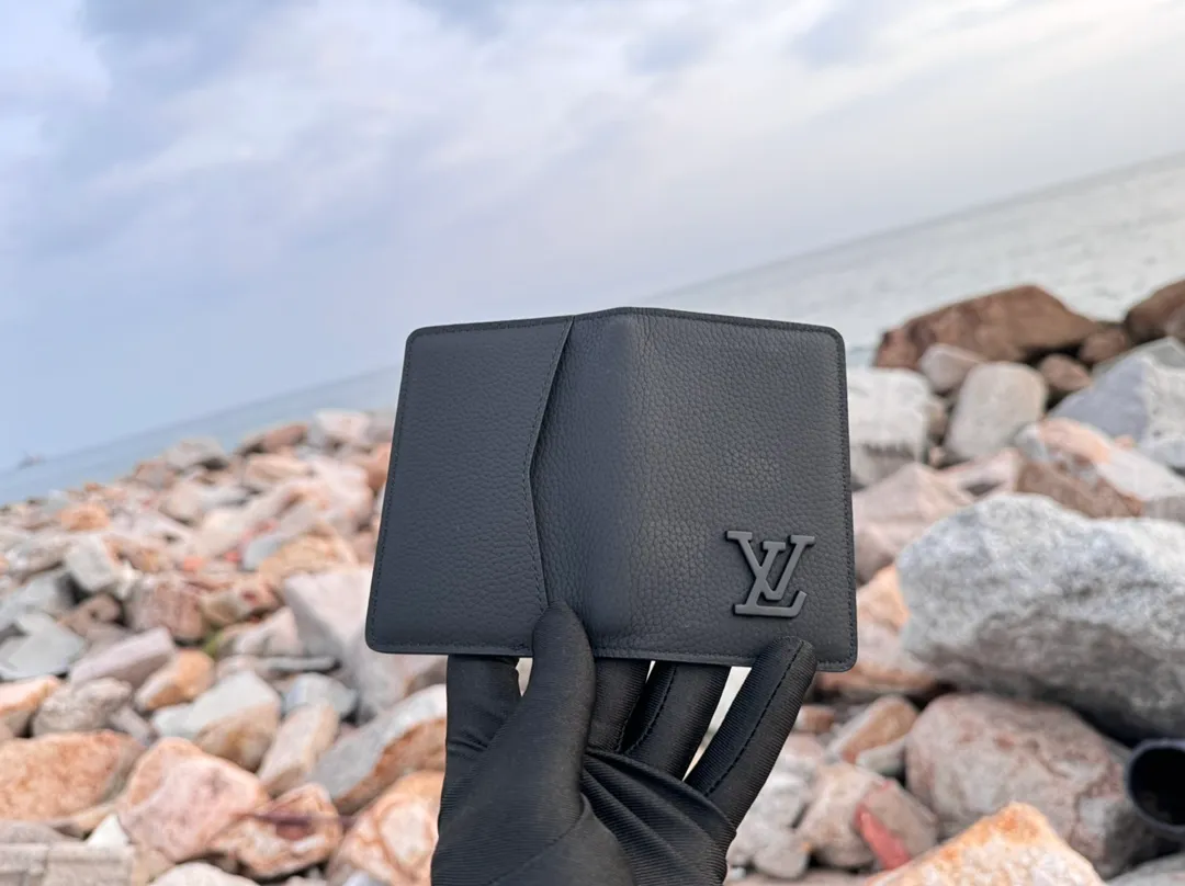 Factory price 280 [Top original order] M69979 Black 👏👏Aerogram pocket wallet. The calfskin selected is as soft as old aviation letterhead. The metal letters low-key mark the brand identity. It is equipped with compartments and card slots, achieving the fusion of elegance and functionality. Pairs with any LV Aerogram bag. Dimensions: 8.0 x 11.0 x 1.0 cm.