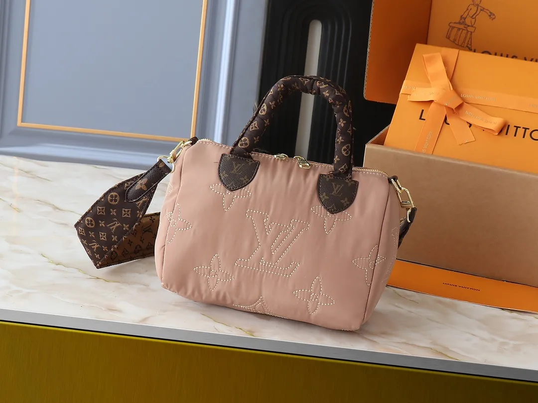 💰240💰Upgraded from the original M21061 M20937 M59008 This LV Pillow Speedy Bandoulière 25 handbag injects a cool attitude into the brand’s classic configuration. Recycled padded nylon has a matte sheen, with Monogram embroidery and Mini Monogram canvas trim. The top handle and shoulder strap are both padded, making it softer, warmer and more comfortable to carry. Dimensions: 25.0 x 19.0 x 15.0 cm (length x height x width)