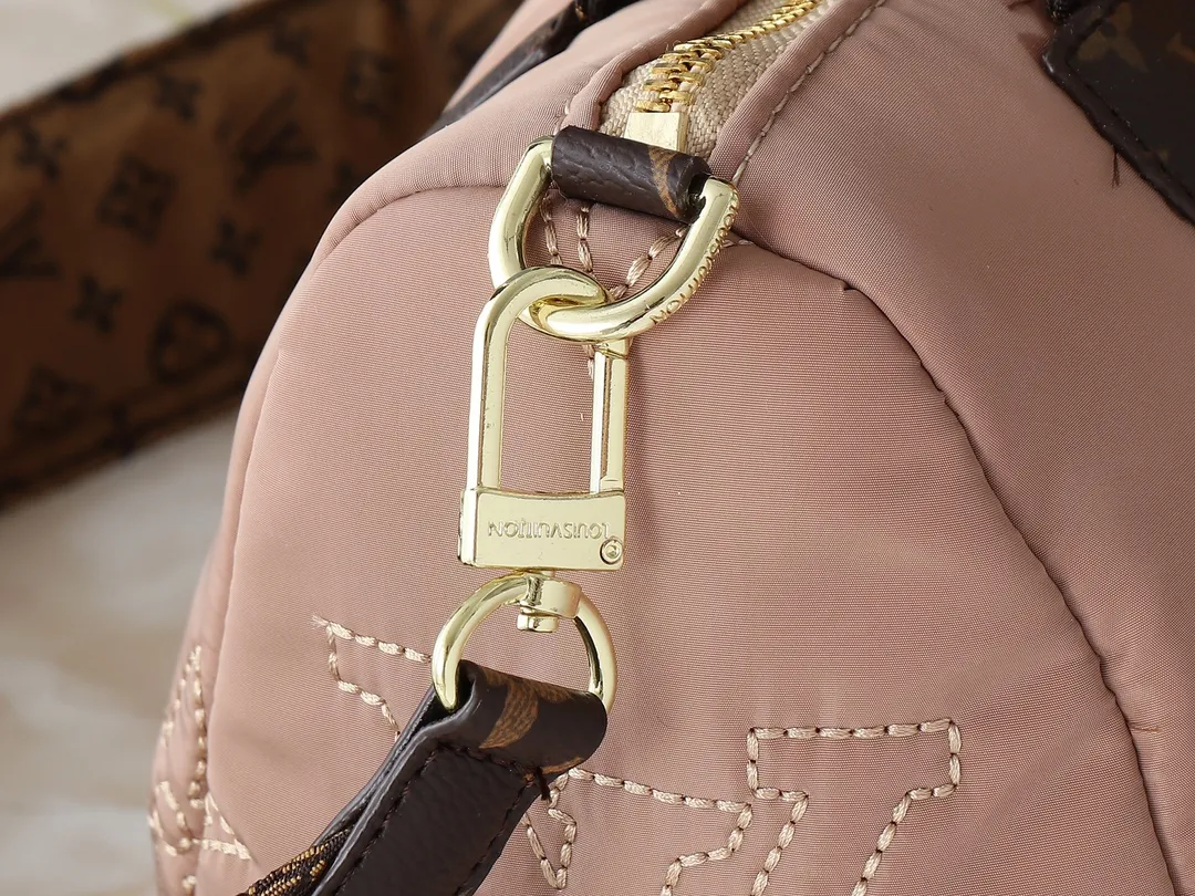 💰240💰Upgraded from the original M21061 M20937 M59008 This LV Pillow Speedy Bandoulière 25 handbag injects a cool attitude into the brand’s classic configuration. Recycled padded nylon has a matte sheen, with Monogram embroidery and Mini Monogram canvas trim. The top handle and shoulder strap are both padded, making it softer, warmer and more comfortable to carry. Dimensions: 25.0 x 19.0 x 15.0 cm (length x height x width)