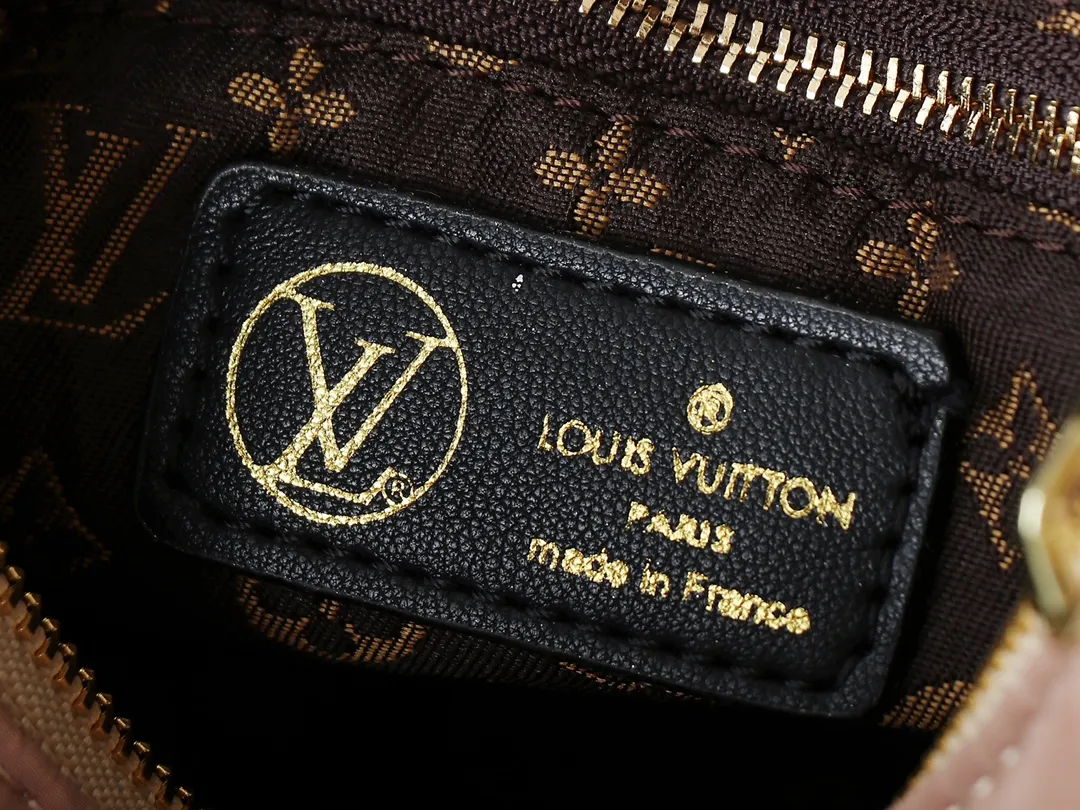 💰240💰Upgraded from the original M21061 M20937 M59008 This LV Pillow Speedy Bandoulière 25 handbag injects a cool attitude into the brand’s classic configuration. Recycled padded nylon has a matte sheen, with Monogram embroidery and Mini Monogram canvas trim. The top handle and shoulder strap are both padded, making it softer, warmer and more comfortable to carry. Dimensions: 25.0 x 19.0 x 15.0 cm (length x height x width)