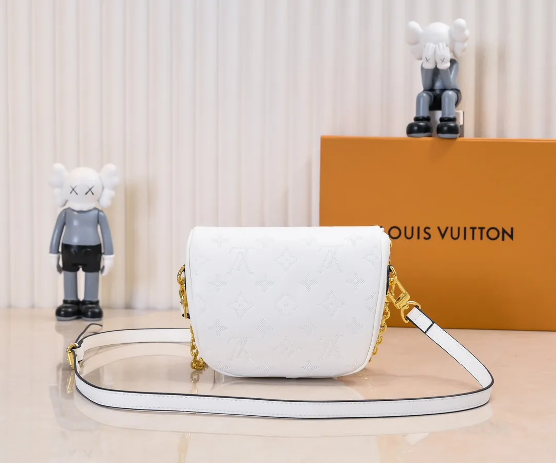 Batch 240💰Upgraded original M46917 M82335 M83275 M82208 M82347 This Mini Bumbag handbag comes from the LV Gradient series, and the Monogram embossing of Monogram Empreinte leather renders gradient midsummer colors. The on-trend construction features a zipped main compartment and a front pocket with a Louis Vuitton leather label. With the detachable chain and detachable and adjustable shoulder strap, it can be worn as a shoulder or cross-body bag. 17.0 x 12.0 x 9.5 cm (L x H x W) • Monogram Empreinte embossed soft-grained cowhide leather • Textile lining • Metal hardware • Zip closure • Zip front pocket • Shoulder strap: removable, adjustable • Half-length strap: 32.0 cm • Half-length strap adjustable to: 44.0 cm • Chain: Removable • Half-length chain: 20.0 cm