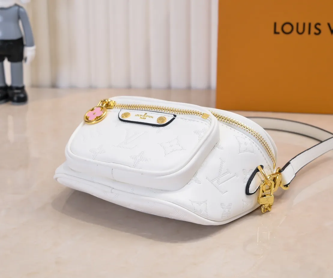 Batch 240💰Upgraded original M46917 M82335 M83275 M82208 M82347 This Mini Bumbag handbag comes from the LV Gradient series, and the Monogram embossing of Monogram Empreinte leather renders gradient midsummer colors. The on-trend construction features a zipped main compartment and a front pocket with a Louis Vuitton leather label. With the detachable chain and detachable and adjustable shoulder strap, it can be worn as a shoulder or cross-body bag. 17.0 x 12.0 x 9.5 cm (L x H x W) • Monogram Empreinte embossed soft-grained cowhide leather • Textile lining • Metal hardware • Zip closure • Zip front pocket • Shoulder strap: removable, adjustable • Half-length strap: 32.0 cm • Half-length strap adjustable to: 44.0 cm • Chain: Removable • Half-length chain: 20.0 cm