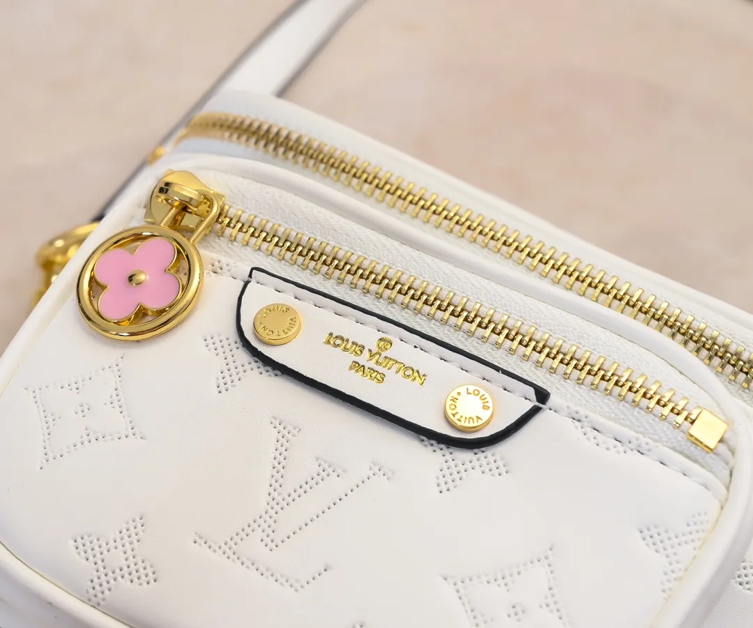 Batch 240💰Upgraded original M46917 M82335 M83275 M82208 M82347 This Mini Bumbag handbag comes from the LV Gradient series, and the Monogram embossing of Monogram Empreinte leather renders gradient midsummer colors. The on-trend construction features a zipped main compartment and a front pocket with a Louis Vuitton leather label. With the detachable chain and detachable and adjustable shoulder strap, it can be worn as a shoulder or cross-body bag. 17.0 x 12.0 x 9.5 cm (L x H x W) • Monogram Empreinte embossed soft-grained cowhide leather • Textile lining • Metal hardware • Zip closure • Zip front pocket • Shoulder strap: removable, adjustable • Half-length strap: 32.0 cm • Half-length strap adjustable to: 44.0 cm • Chain: Removable • Half-length chain: 20.0 cm