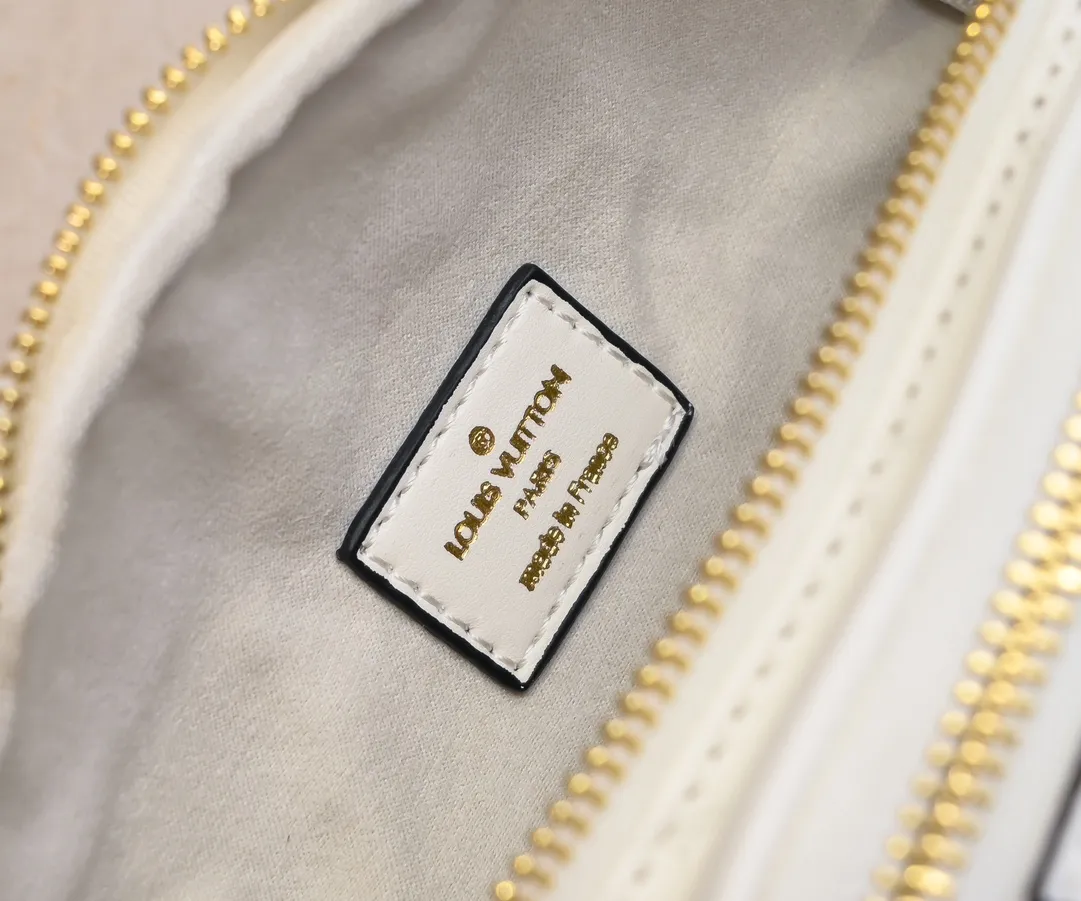 Batch 240💰Upgraded original M46917 M82335 M83275 M82208 M82347 This Mini Bumbag handbag comes from the LV Gradient series, and the Monogram embossing of Monogram Empreinte leather renders gradient midsummer colors. The on-trend construction features a zipped main compartment and a front pocket with a Louis Vuitton leather label. With the detachable chain and detachable and adjustable shoulder strap, it can be worn as a shoulder or cross-body bag. 17.0 x 12.0 x 9.5 cm (L x H x W) • Monogram Empreinte embossed soft-grained cowhide leather • Textile lining • Metal hardware • Zip closure • Zip front pocket • Shoulder strap: removable, adjustable • Half-length strap: 32.0 cm • Half-length strap adjustable to: 44.0 cm • Chain: Removable • Half-length chain: 20.0 cm