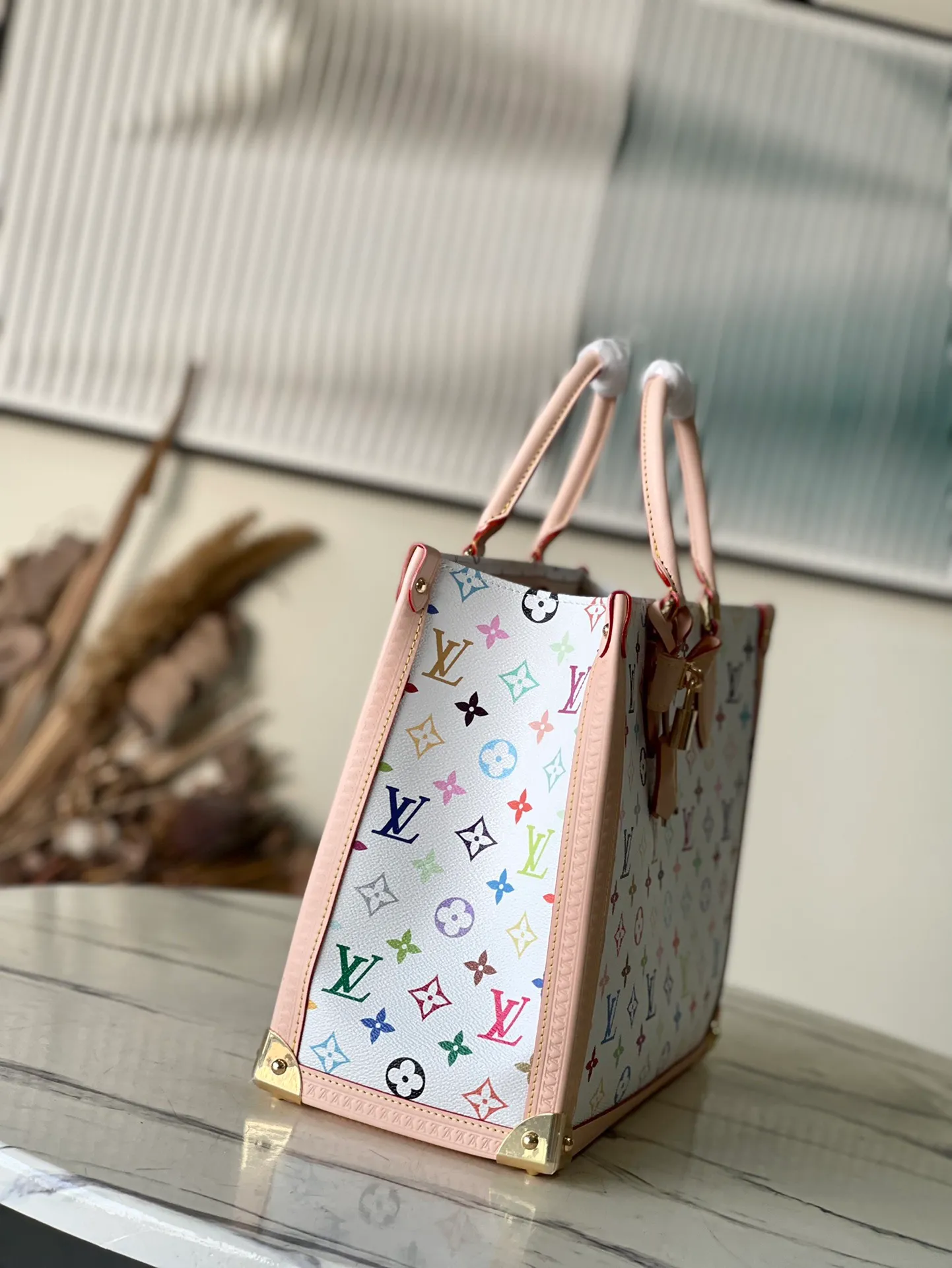 💰1280 Top Original Order M13079 Louis Vuitton The colorful Monogram canvas body, cow leather trim and LVxTM key bag reflect the sophisticated style. The bright corners recall the design of Louis Vuitton's traditional luggage. The shoulder strap and top handle allow for multiple carrying methods. Dimensions: 35 × 27 × 14 cm