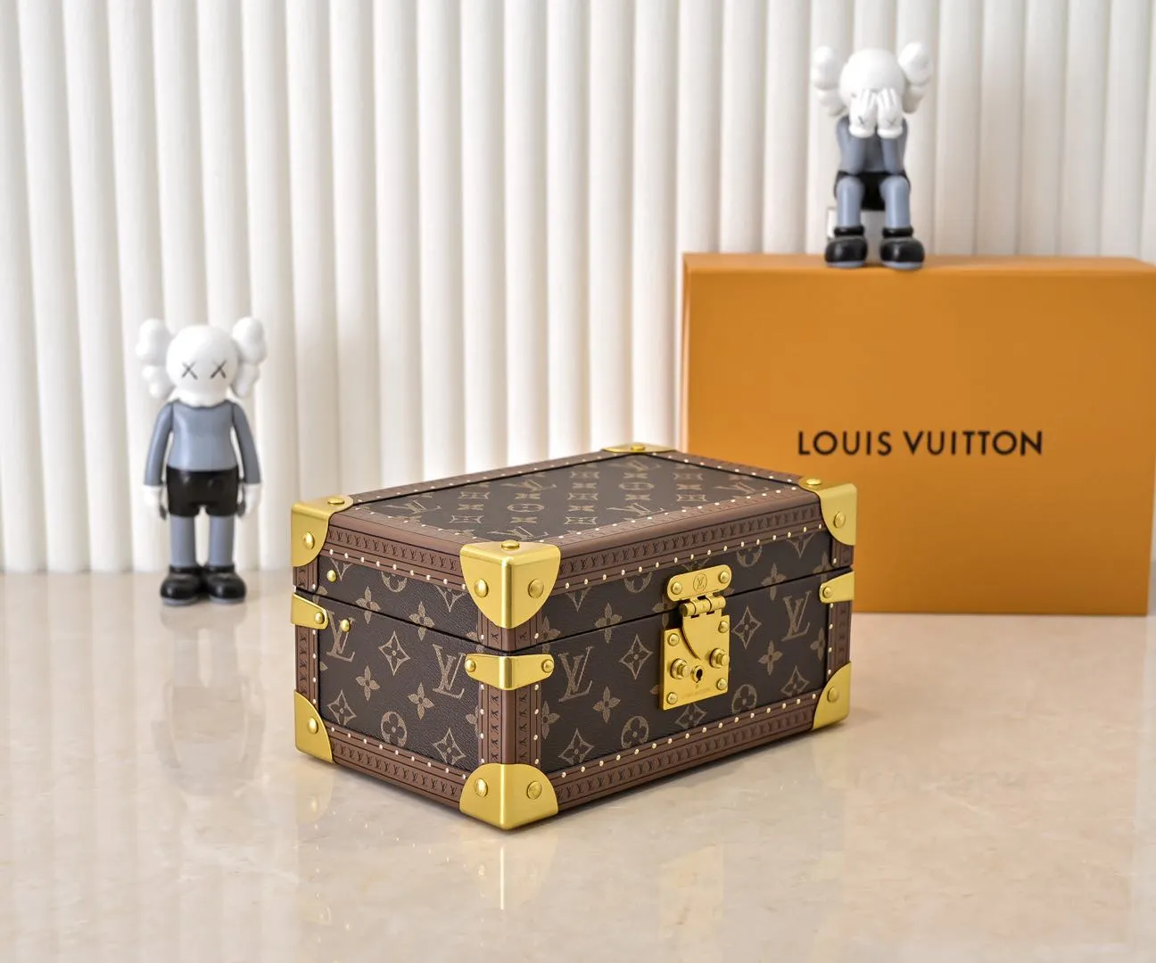Batch 900💰 Upgraded original M24572 denim presbyopia treasure box This Coffret Trésor 24 hard case has a brand new S-lock lock, equipped with a key. The main compartment is made of Monogram Denim canvas with cowhide leather trim. The medium size can safely store precious treasures. Dimensions: 25.0 x 13.5 x 17.5 cm (length x height x width)