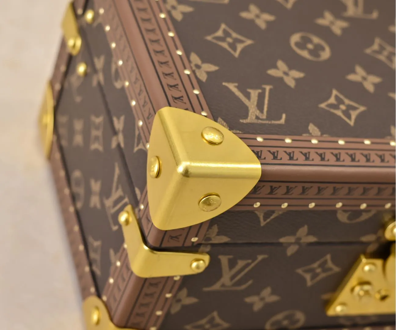 Batch 900💰 Upgraded original M24572 denim presbyopia treasure box This Coffret Trésor 24 hard case has a brand new S-lock lock, equipped with a key. The main compartment is made of Monogram Denim canvas with cowhide leather trim. The medium size can safely store precious treasures. Dimensions: 25.0 x 13.5 x 17.5 cm (length x height x width)