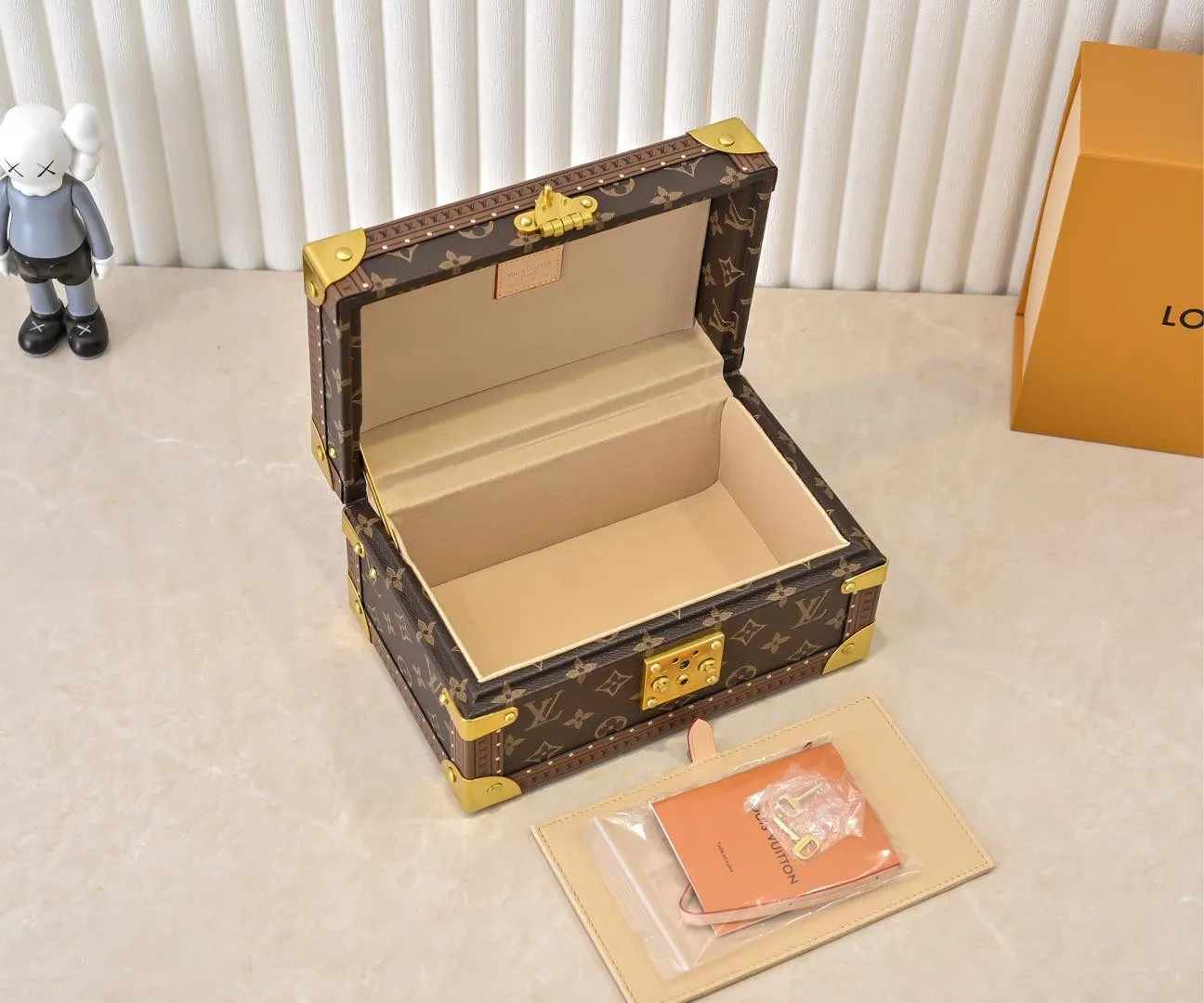 Batch 900💰 Upgraded original M24572 denim presbyopia treasure box This Coffret Trésor 24 hard case has a brand new S-lock lock, equipped with a key. The main compartment is made of Monogram Denim canvas with cowhide leather trim. The medium size can safely store precious treasures. Dimensions: 25.0 x 13.5 x 17.5 cm (length x height x width)
