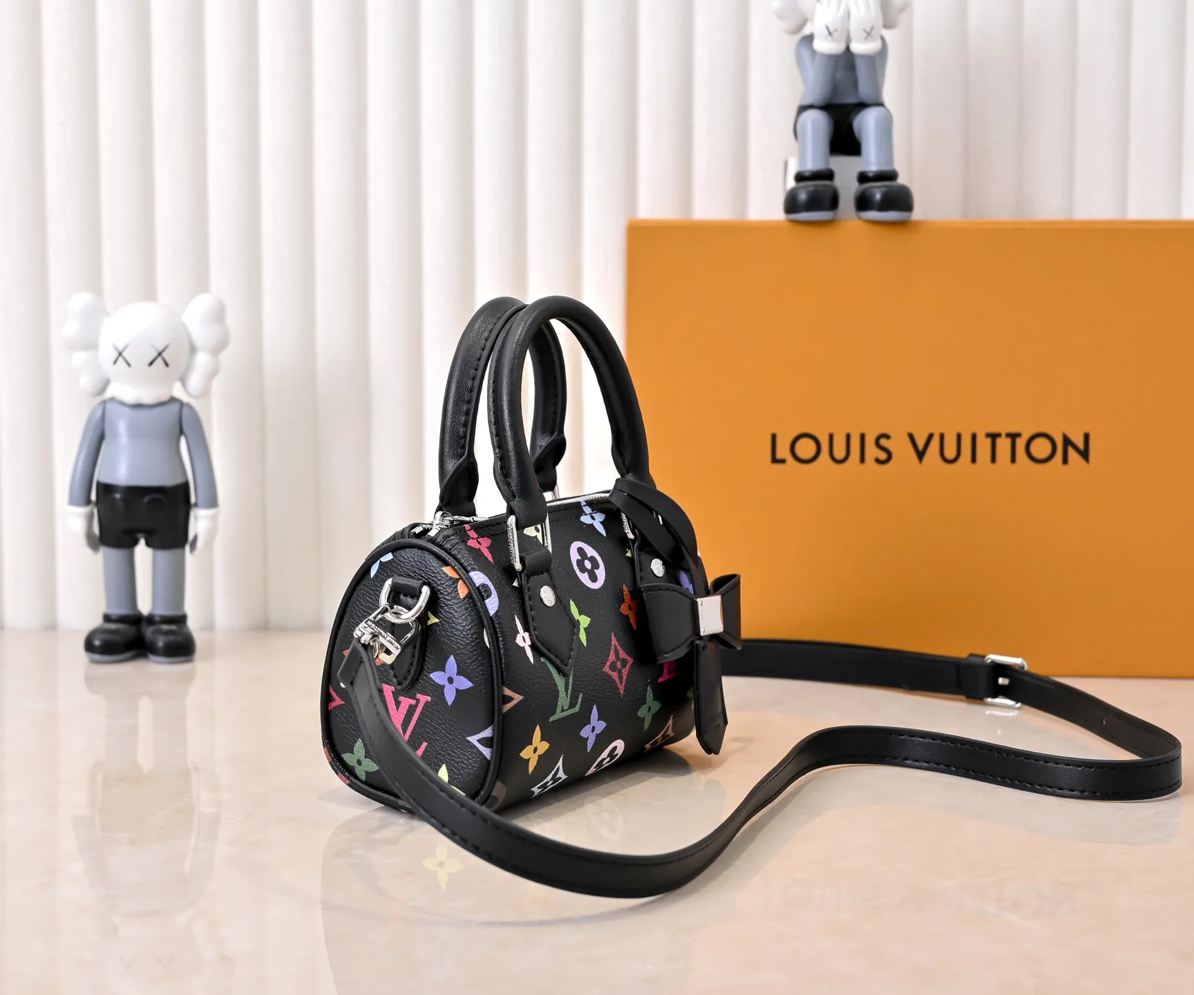 Upgraded version 140 M13406 M13391 (real shot, real shot, version matching method) M81085 new denim lv Murakami Takashi co-branded NANOSPEEDY handbag This Nano Speedy handbag combines Monogram canvas and cow leather trim printing, with 33 colorful colors to interpret the white tricolor and black tricolor. It has been launched in twelve pieces and is very popular around the world and is loved by celebrities and celebrities. 16x10x7.5cm