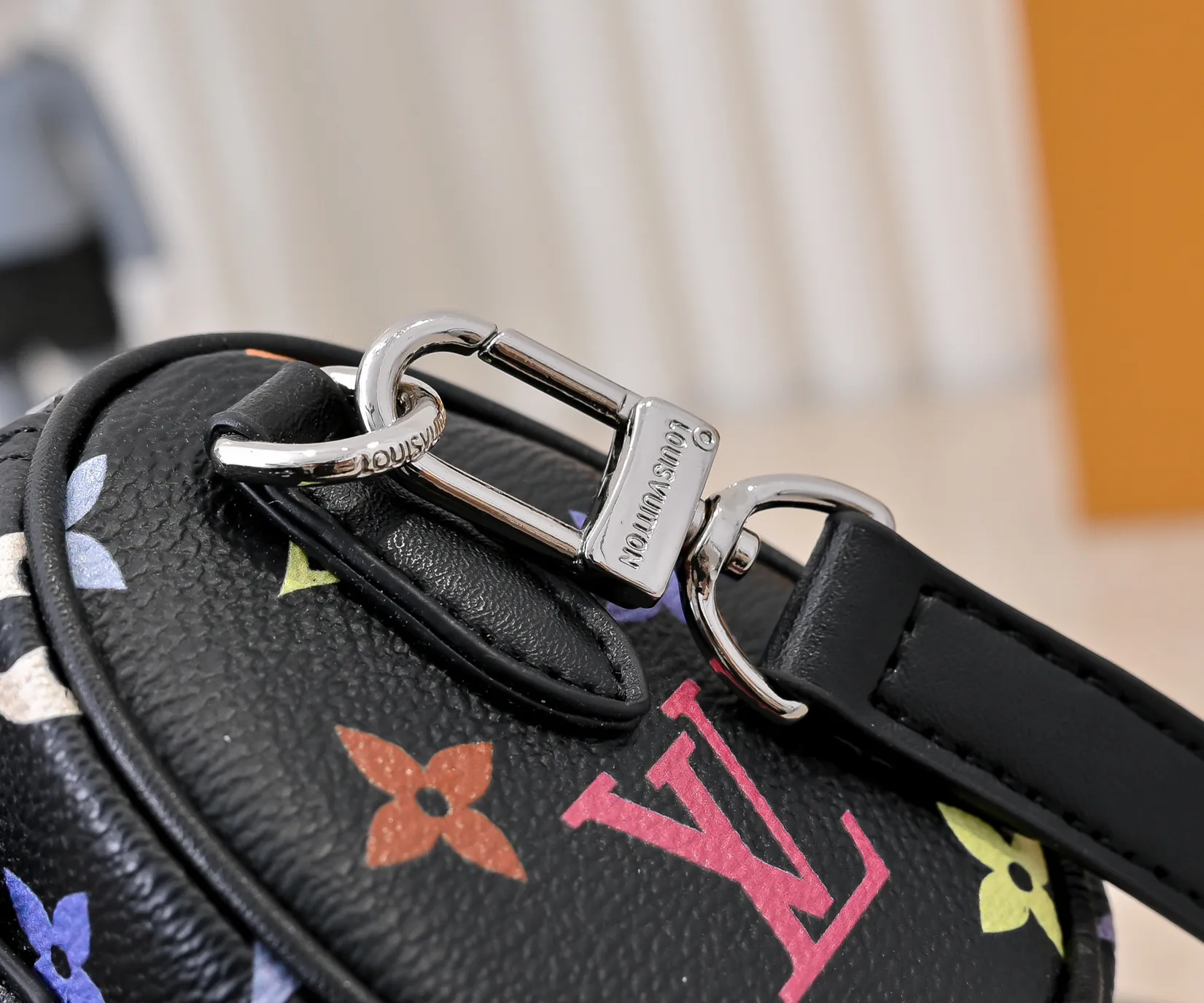 Upgraded version 140 M13406 M13391 (real shot, real shot, version matching method) M81085 new denim lv Murakami Takashi co-branded NANOSPEEDY handbag This Nano Speedy handbag combines Monogram canvas and cow leather trim printing, with 33 colorful colors to interpret the white tricolor and black tricolor. It has been launched in twelve pieces and is very popular around the world and is loved by celebrities and celebrities. 16x10x7.5cm