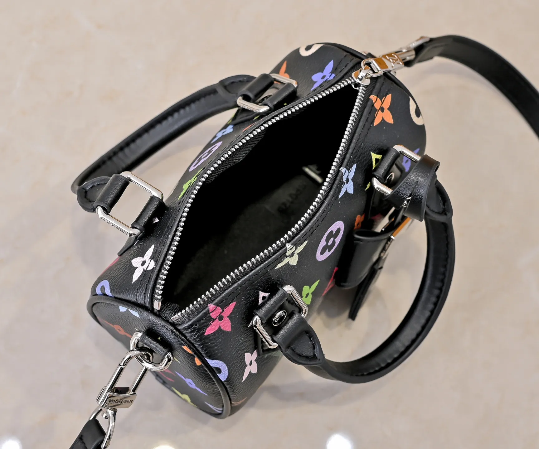 Upgraded version 140 M13406 M13391 (real shot, real shot, version matching method) M81085 new denim lv Murakami Takashi co-branded NANOSPEEDY handbag This Nano Speedy handbag combines Monogram canvas and cow leather trim printing, with 33 colorful colors to interpret the white tricolor and black tricolor. It has been launched in twelve pieces and is very popular around the world and is loved by celebrities and celebrities. 16x10x7.5cm