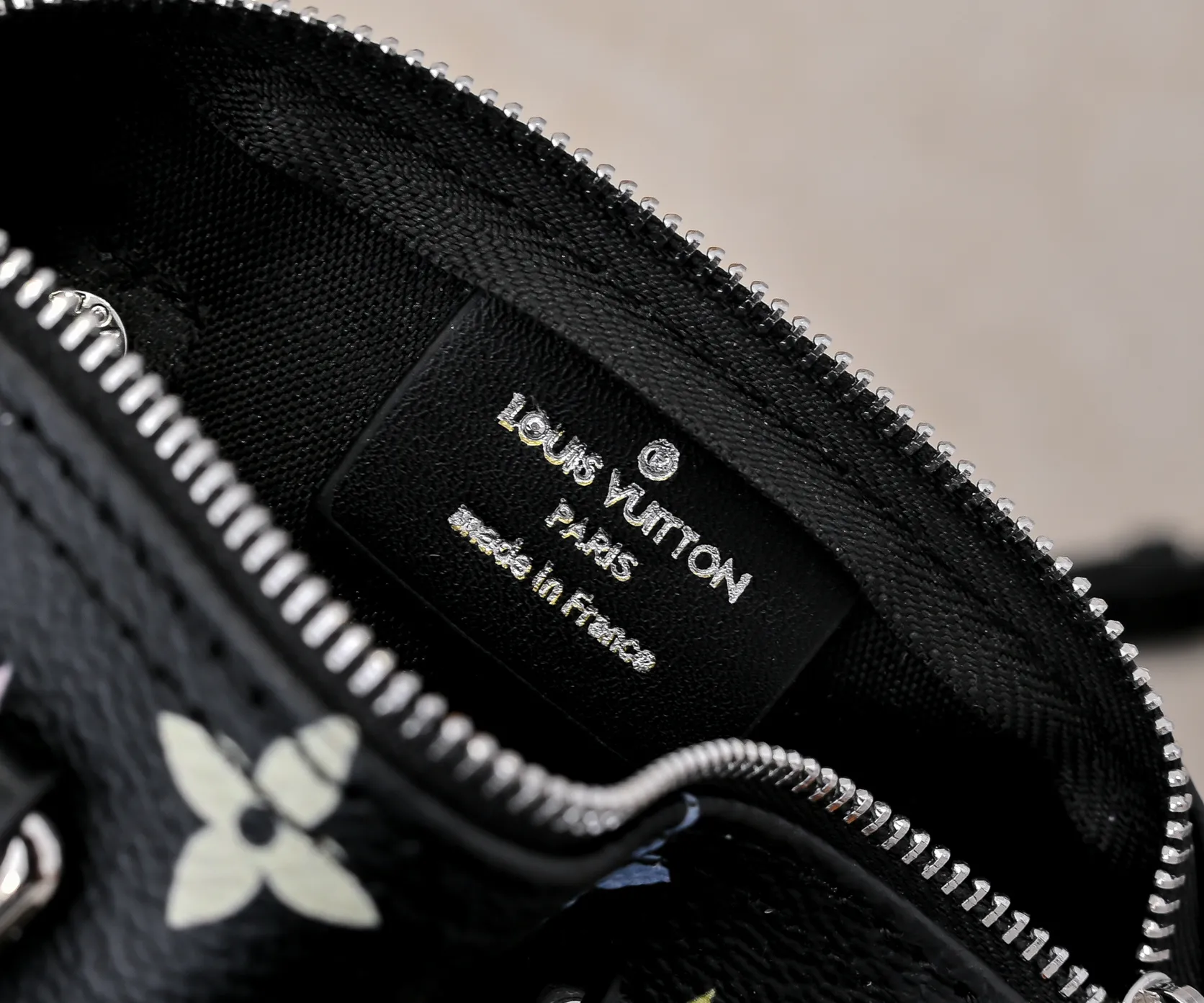 Upgraded version 140 M13406 M13391 (real shot, real shot, version matching method) M81085 new denim lv Murakami Takashi co-branded NANOSPEEDY handbag This Nano Speedy handbag combines Monogram canvas and cow leather trim printing, with 33 colorful colors to interpret the white tricolor and black tricolor. It has been launched in twelve pieces and is very popular around the world and is loved by celebrities and celebrities. 16x10x7.5cm