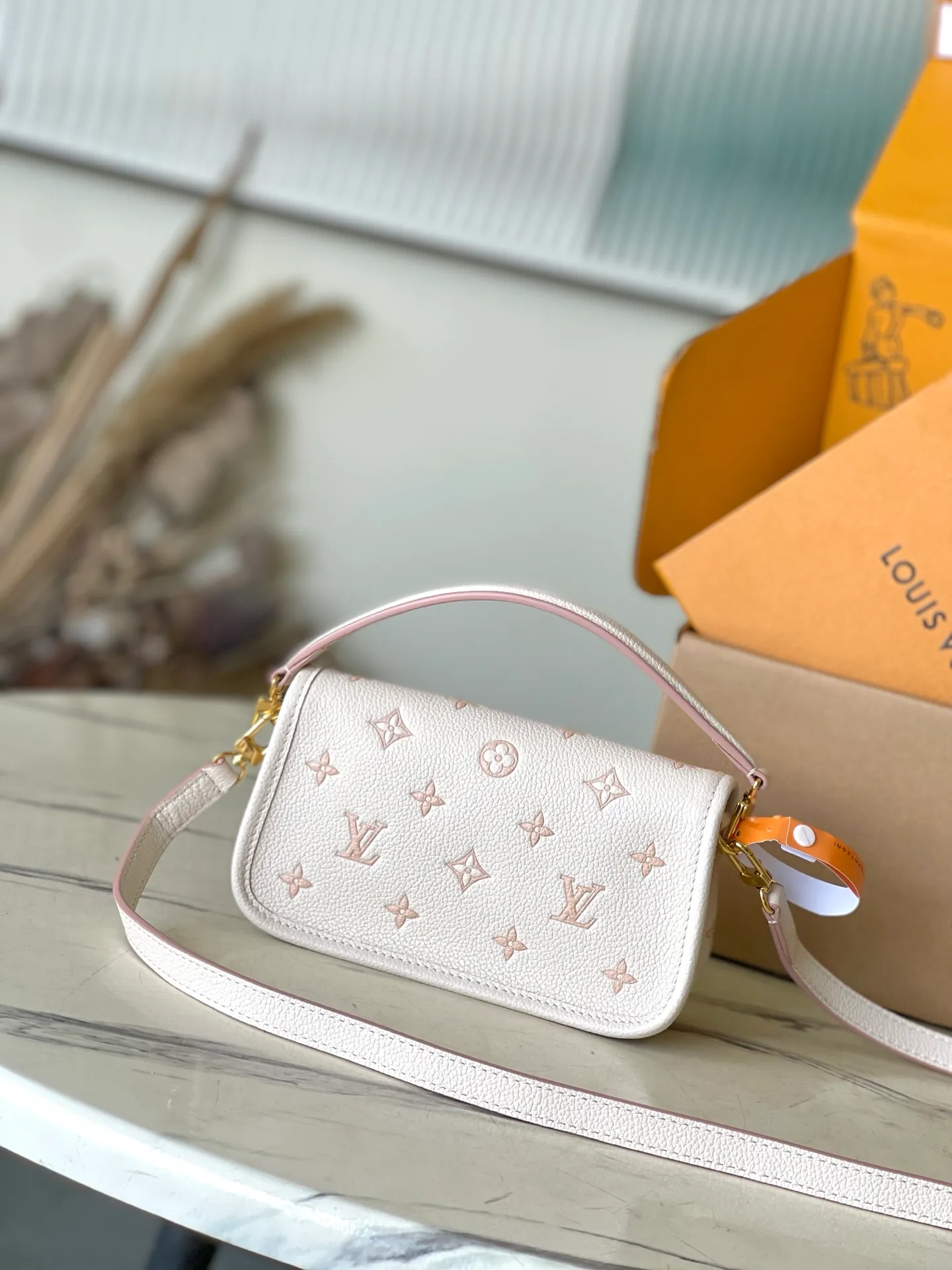 💰900 (first-grain leather) top original order M13642 This Nano Diane handbag reinterprets the classic Monogram pattern with the same color aesthetic, and incorporates dazzling metal parts, detachable shoulder straps and handles into the leather body. The compact design easily accommodates daily necessities such as card holders and cosmetics. Dimensions: 19 × 10.5 × 6.cm