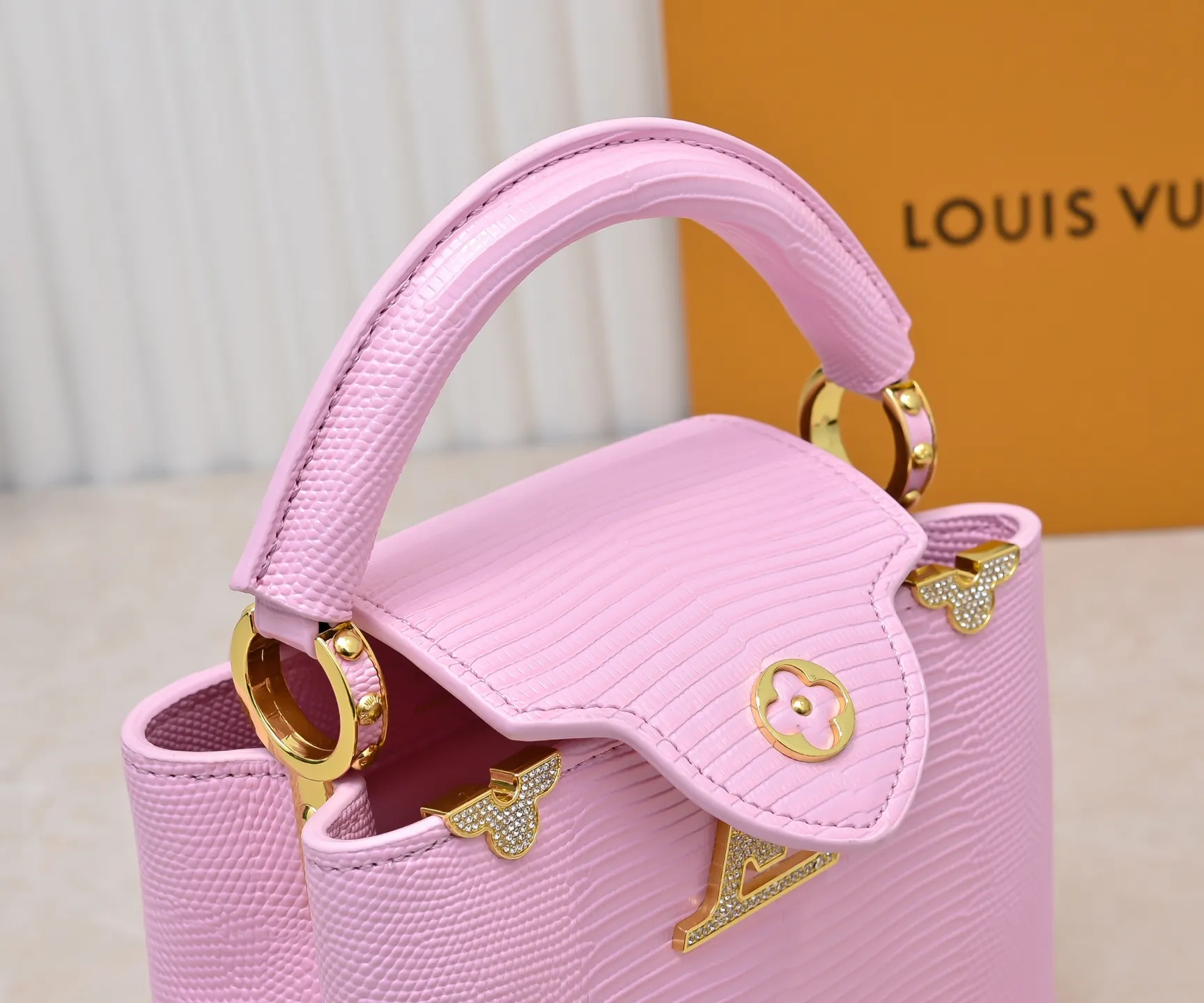 Top original P420 Guangzhou goods M12296 pink lizard leather with gold diamond corolla🔺This Capucines mini handbag is wrapped in gorgeous lizard leather and lined with delicate sheepskin, embellished with dazzling metal parts. The flip cover reads LV letters inside, and a Monogram flower blooms when turned out. Its compact size makes it a dazzling choice for evening occasions. Detailed features 21 x 14 x 8 cm (length x height x width