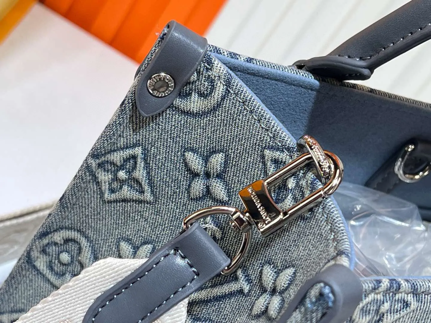 Batch 320💰Upgraded original M46373 This denim denim jacquard OnTheGo small handbag is combined with Monogram and Monogram Reverse canvas, and the Monogram Giant pattern is embellished on it. The Toron handle and the jacquard textured shoulder strap decorated with the brand's logo create a visual contrast, and the detachable coin bag is suitable for storing change or small items. It combines fashionable charm with various functions, making it a good daily companion. 25.0 x 19.0 x 11.5 cm (length x height x width)