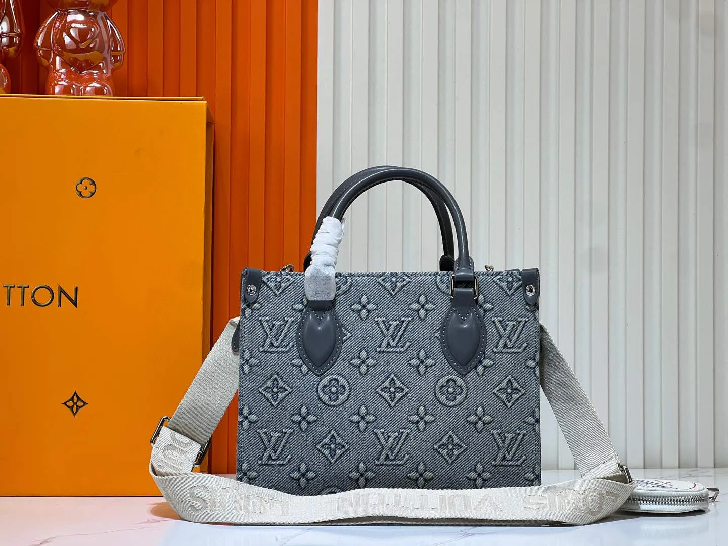 Batch 320💰Upgraded original M46373 This denim denim jacquard OnTheGo small handbag is combined with Monogram and Monogram Reverse canvas, and the Monogram Giant pattern is embellished on it. The Toron handle and the jacquard textured shoulder strap decorated with the brand's logo create a visual contrast, and the detachable coin bag is suitable for storing change or small items. It combines fashionable charm with various functions, making it a good daily companion. 25.0 x 19.0 x 11.5 cm (length x height x width)