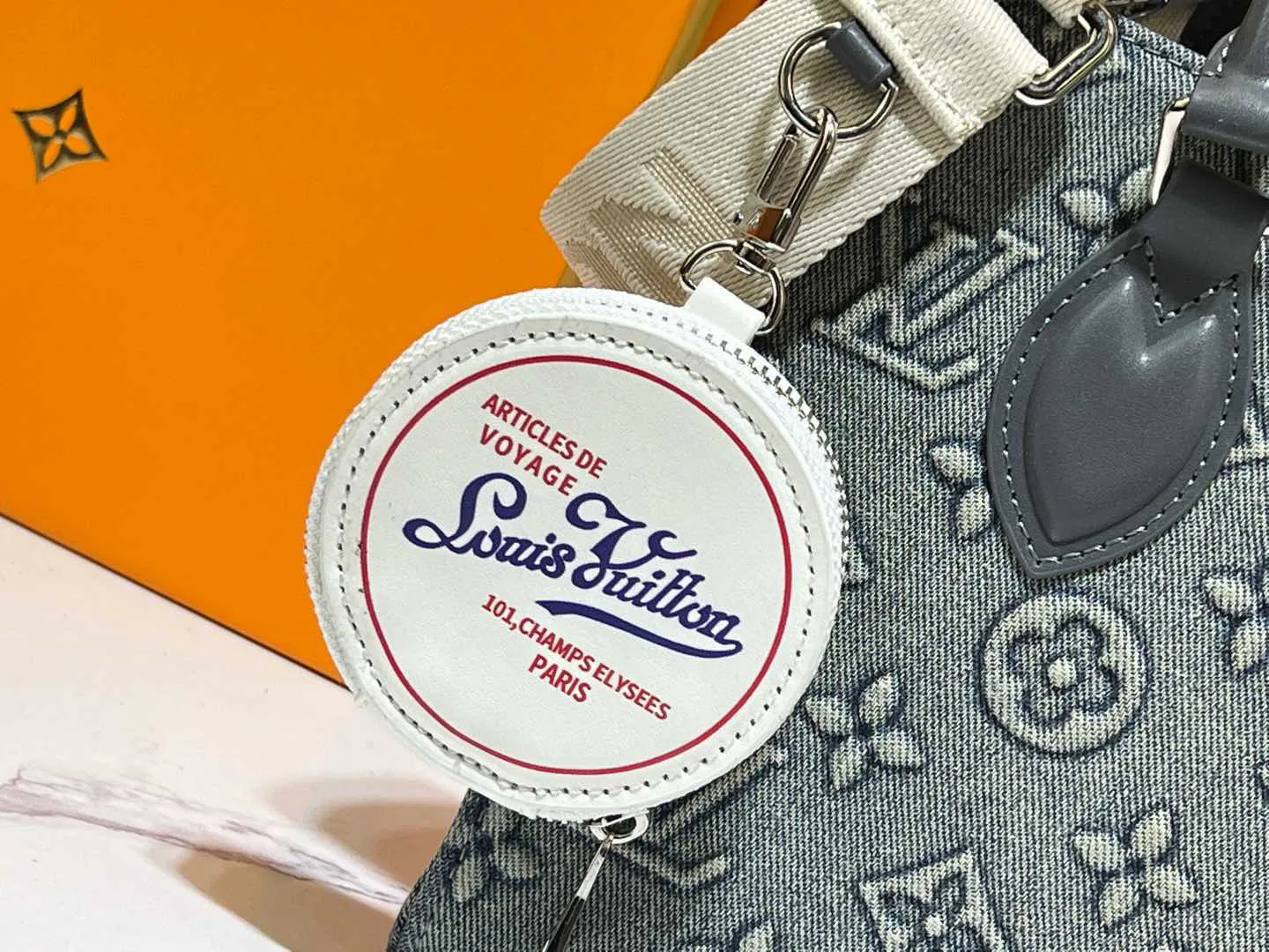 Batch 320💰Upgraded original M46373 This denim denim jacquard OnTheGo small handbag is combined with Monogram and Monogram Reverse canvas, and the Monogram Giant pattern is embellished on it. The Toron handle and the jacquard textured shoulder strap decorated with the brand's logo create a visual contrast, and the detachable coin bag is suitable for storing change or small items. It combines fashionable charm with various functions, making it a good daily companion. 25.0 x 19.0 x 11.5 cm (length x height x width)