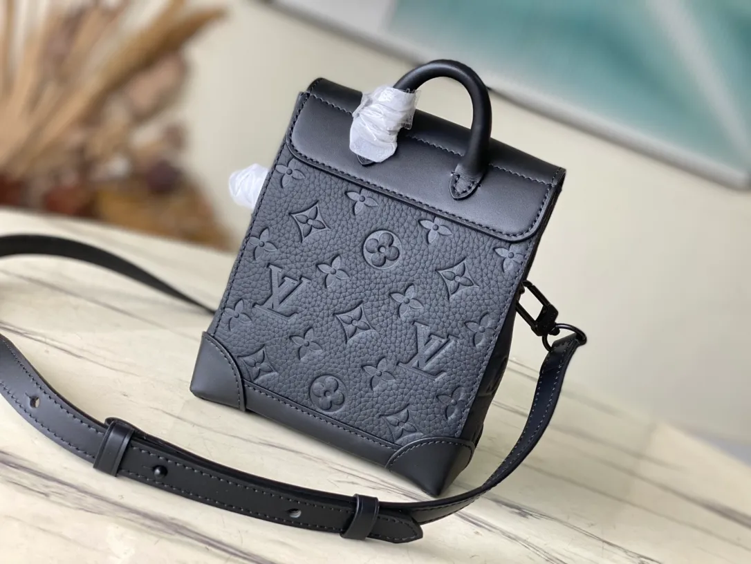 💰880 (top layer leather) top original order M82772 This Nano Steamer handbag is made of Monogram embossed Taurillon leather, which cleverly condenses the essence of the brand's classic Steamer handbag. The front cover is equipped with a magnetic buckle closure and a Steamer-style chain, making it easy to access your belongings. The detachable and adjustable shoulder strap and top handle allow you to carry it on your back, cross-body or hand-held. Dimensions: 15 × 18 × 7 cm