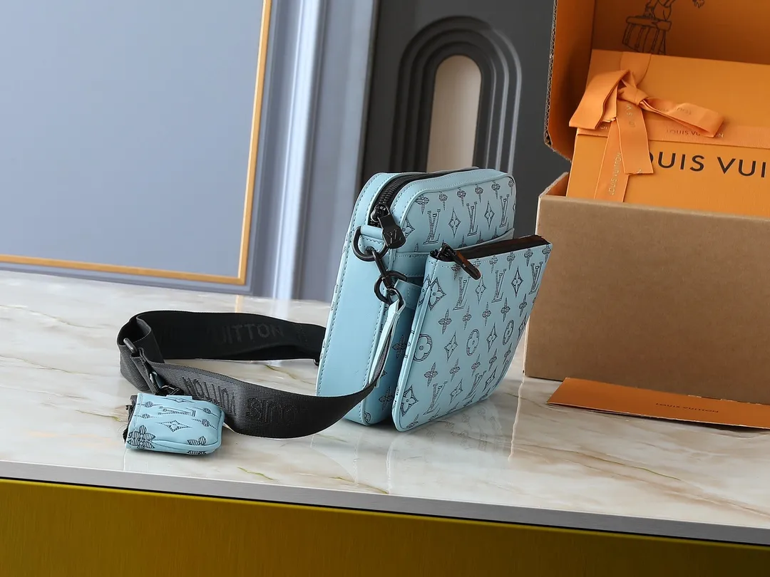 💰260💰Upgraded from the original M14781 M14069 M11648 M11645 M24754 M46603 M46602 M46604 M69443 This Trio messenger bag is made of Monogram embossed cow leather. The zippered front pocket and the small coin purse on the shoulder strap are both detachable, enriching the functional design with the main compartment. The removable and adjustable jacquard fabric shoulder strap is marked with the brand's logo for comfortable shoulder and cross-body wear. Size: 25×18.5×7cm