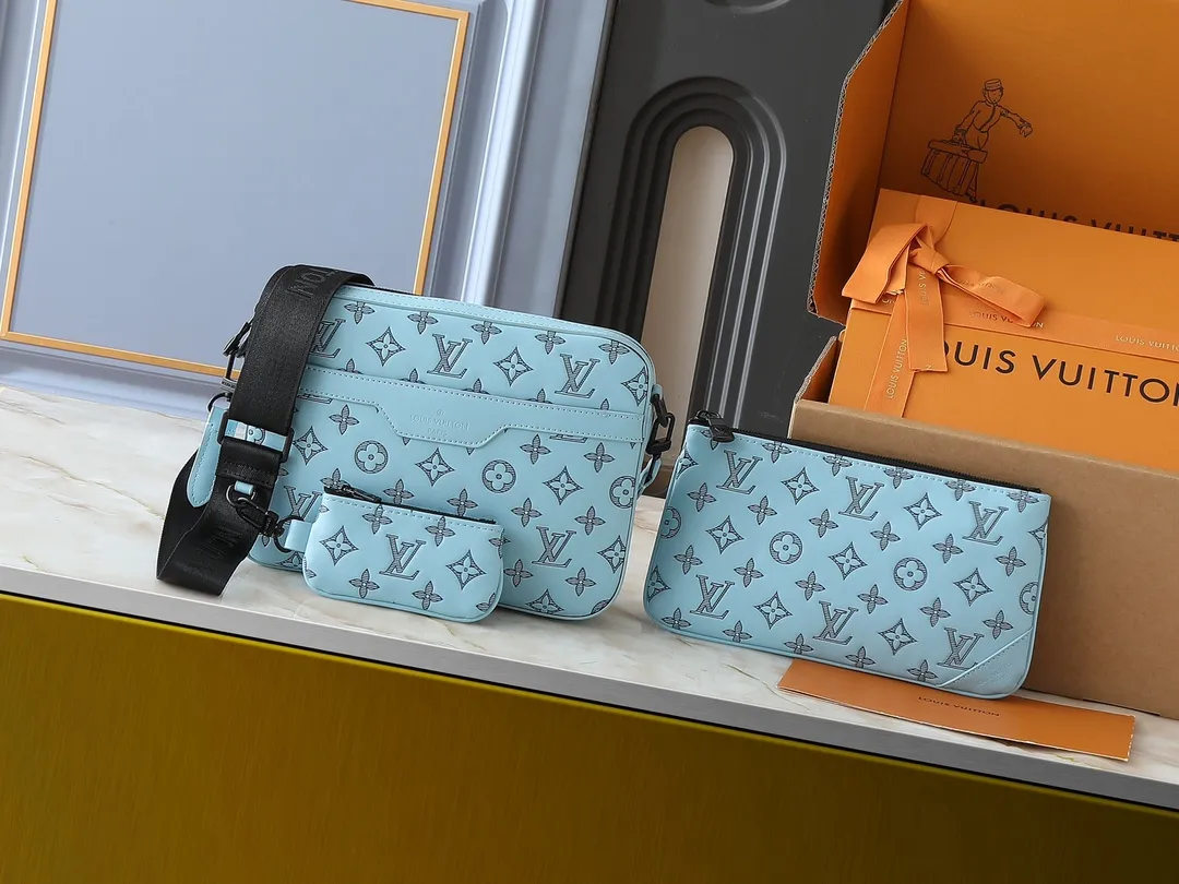 💰260💰Upgraded from the original M14781 M14069 M11648 M11645 M24754 M46603 M46602 M46604 M69443 This Trio messenger bag is made of Monogram embossed cow leather. The zippered front pocket and the small coin purse on the shoulder strap are both detachable, enriching the functional design with the main compartment. The removable and adjustable jacquard fabric shoulder strap is marked with the brand's logo for comfortable shoulder and cross-body wear. Size: 25×18.5×7cm