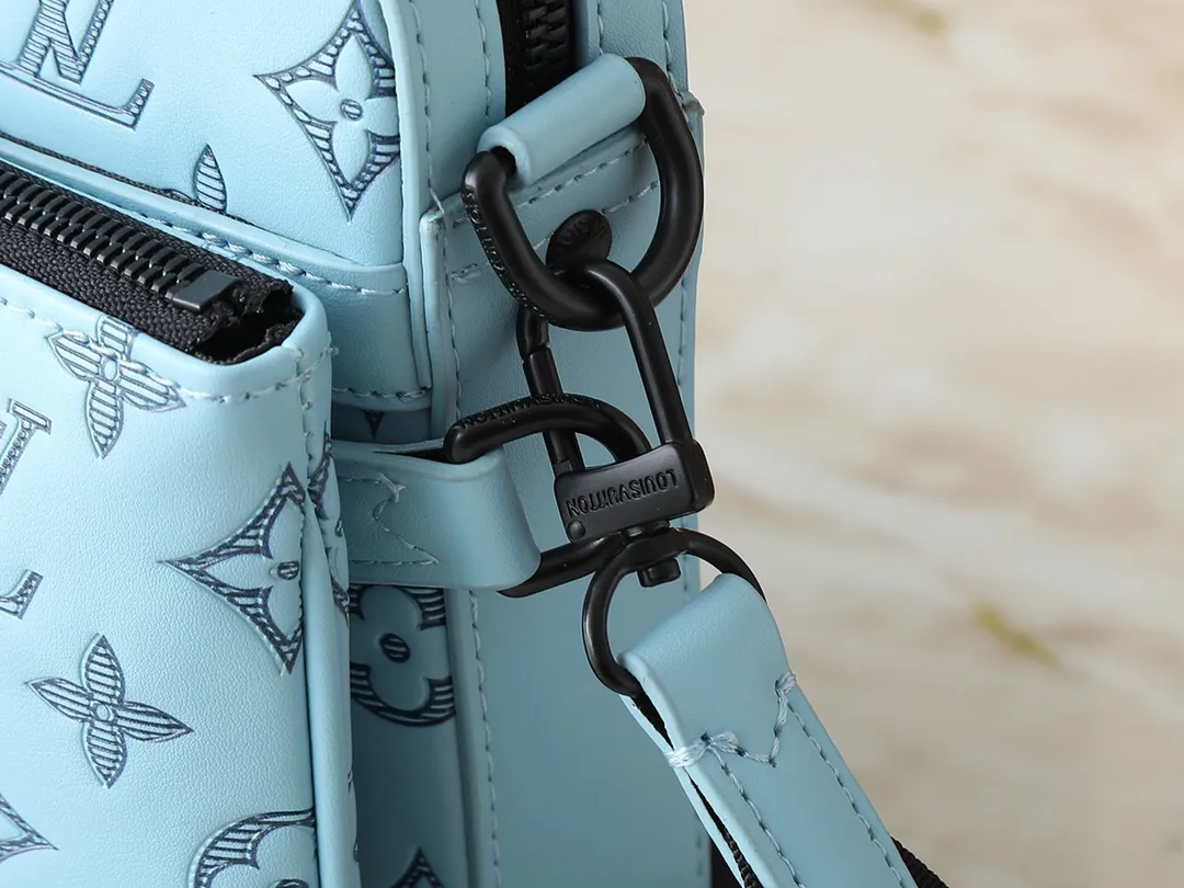 💰260💰Upgraded from the original M14781 M14069 M11648 M11645 M24754 M46603 M46602 M46604 M69443 This Trio messenger bag is made of Monogram embossed cow leather. The zippered front pocket and the small coin purse on the shoulder strap are both detachable, enriching the functional design with the main compartment. The removable and adjustable jacquard fabric shoulder strap is marked with the brand's logo for comfortable shoulder and cross-body wear. Size: 25×18.5×7cm