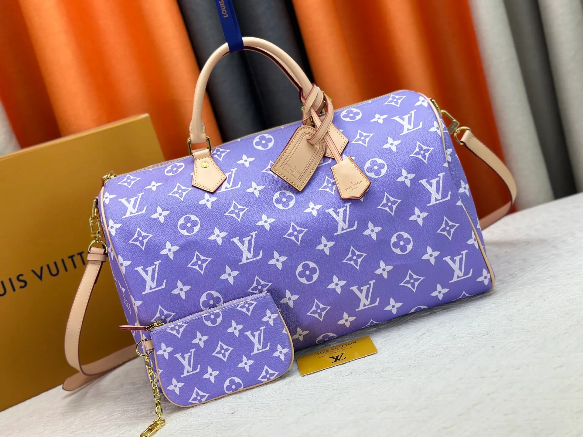 P320 Upgraded original M24420 M24441 M24424 This model has ostrich leather pattern. The Speedy Bandoulière 40 Monogram Leather handbag is made of soft cow leather and uses Monogram pattern to reproduce the elegant look and feel of canvas printing. Dazzling metal hardware, sheepskin lining and nameplate all reflect Creative Director Pharrell Williams' relentless attention to detail. 40x27x20cm (length x height x width)