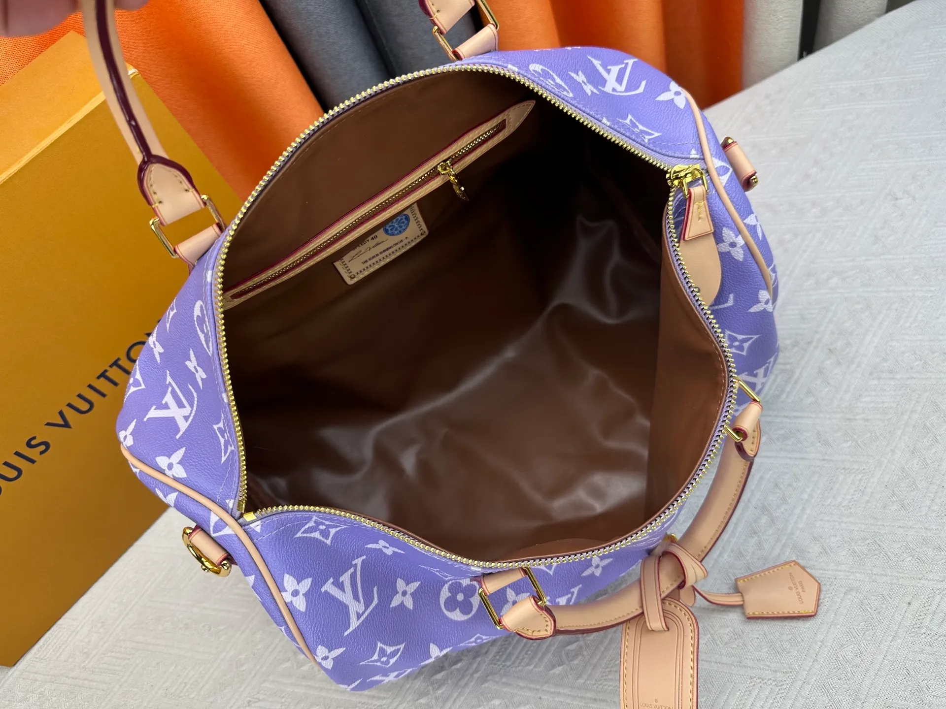 P320 Upgraded original M24420 M24441 M24424 This model has ostrich leather pattern. The Speedy Bandoulière 40 Monogram Leather handbag is made of soft cow leather and uses Monogram pattern to reproduce the elegant look and feel of canvas printing. Dazzling metal hardware, sheepskin lining and nameplate all reflect Creative Director Pharrell Williams' relentless attention to detail. 40x27x20cm (length x height x width)