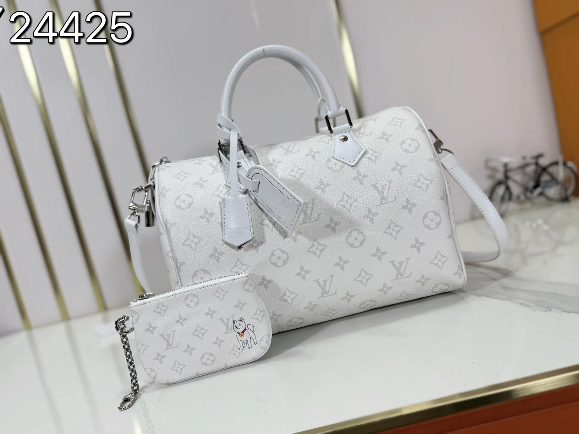 P280 Upgraded original M24425 M25670 M40391 This Speedy Soft 30 handbag is made of cow leather in a fresh spring tone, with the Monogram Bold pattern of the Minigram Bold 2025 spring and summer series. The dazzling metalwork and key holder are exquisite details, and the exclusive colorful decoration pays homage to the Petite Malle handbag created by Nicolas Ghesquière for the 2024 Pre-Fall collection. The slender shoulder strap makes it easy to wear cross-body. Dimensions: 30.0 x 21.0 x 17.0 cm (length x height x width)