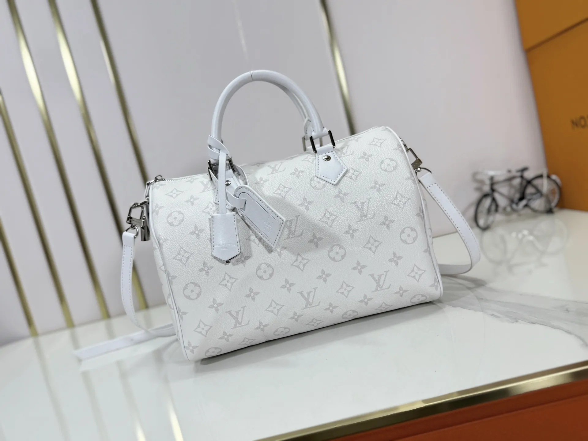 P280 Upgraded original M24425 M25670 M40391 This Speedy Soft 30 handbag is made of cow leather in a fresh spring tone, with the Monogram Bold pattern of the Minigram Bold 2025 spring and summer series. The dazzling metalwork and key holder are exquisite details, and the exclusive colorful decoration pays homage to the Petite Malle handbag created by Nicolas Ghesquière for the 2024 Pre-Fall collection. The slender shoulder strap makes it easy to wear cross-body. Dimensions: 30.0 x 21.0 x 17.0 cm (length x height x width)