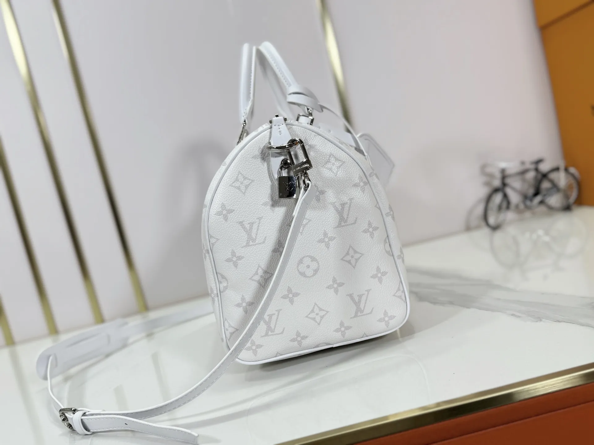 P280 Upgraded original M24425 M25670 M40391 This Speedy Soft 30 handbag is made of cow leather in a fresh spring tone, with the Monogram Bold pattern of the Minigram Bold 2025 spring and summer series. The dazzling metalwork and key holder are exquisite details, and the exclusive colorful decoration pays homage to the Petite Malle handbag created by Nicolas Ghesquière for the 2024 Pre-Fall collection. The slender shoulder strap makes it easy to wear cross-body. Dimensions: 30.0 x 21.0 x 17.0 cm (length x height x width)