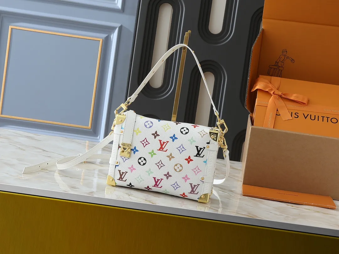 💰280💰Upgraded from the original M14046 M46358. This medium-sized Side Trunk handbag uses a humorous Monogram pattern to express the smart style of the Louis Vuitton The square shape is a nod to the brand's classic luggage, and the removable studded handle and shoulder strap allow for flexible carrying. Dimensions: 23.5 x 16.0 x 8.5 cm (length x height x width)