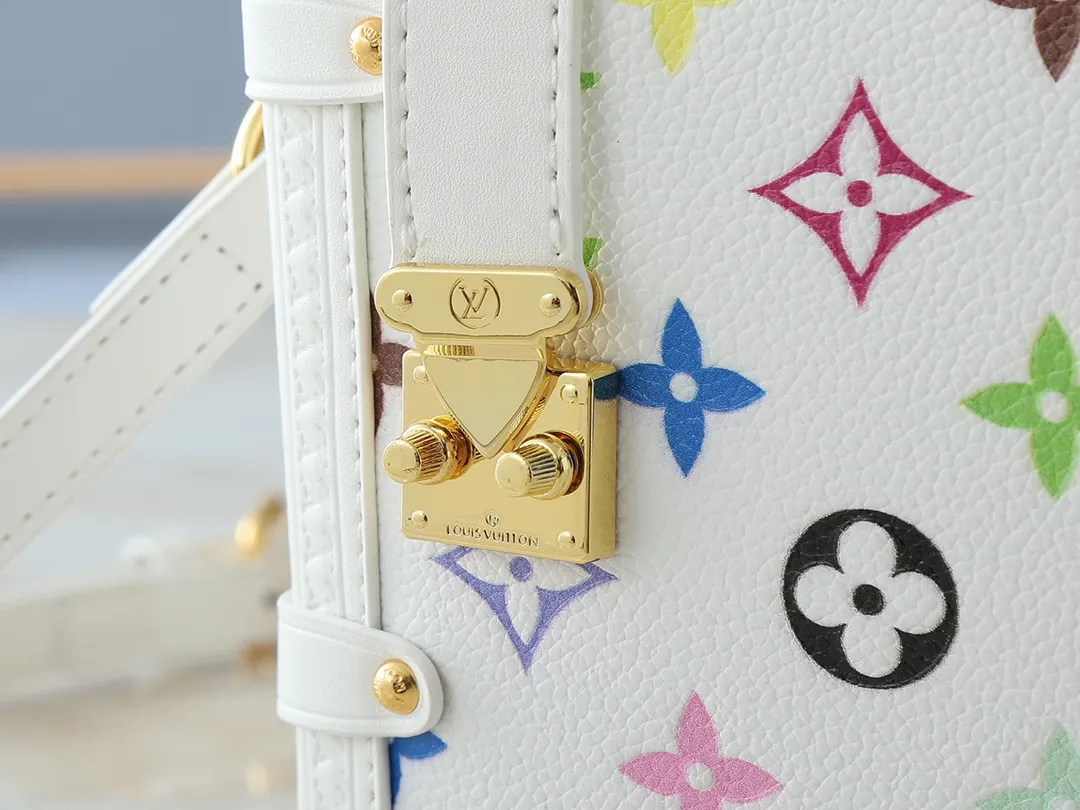 💰280💰Upgraded from the original M14046 M46358. This medium-sized Side Trunk handbag uses a humorous Monogram pattern to express the smart style of the Louis Vuitton The square shape is a nod to the brand's classic luggage, and the removable studded handle and shoulder strap allow for flexible carrying. Dimensions: 23.5 x 16.0 x 8.5 cm (length x height x width)
