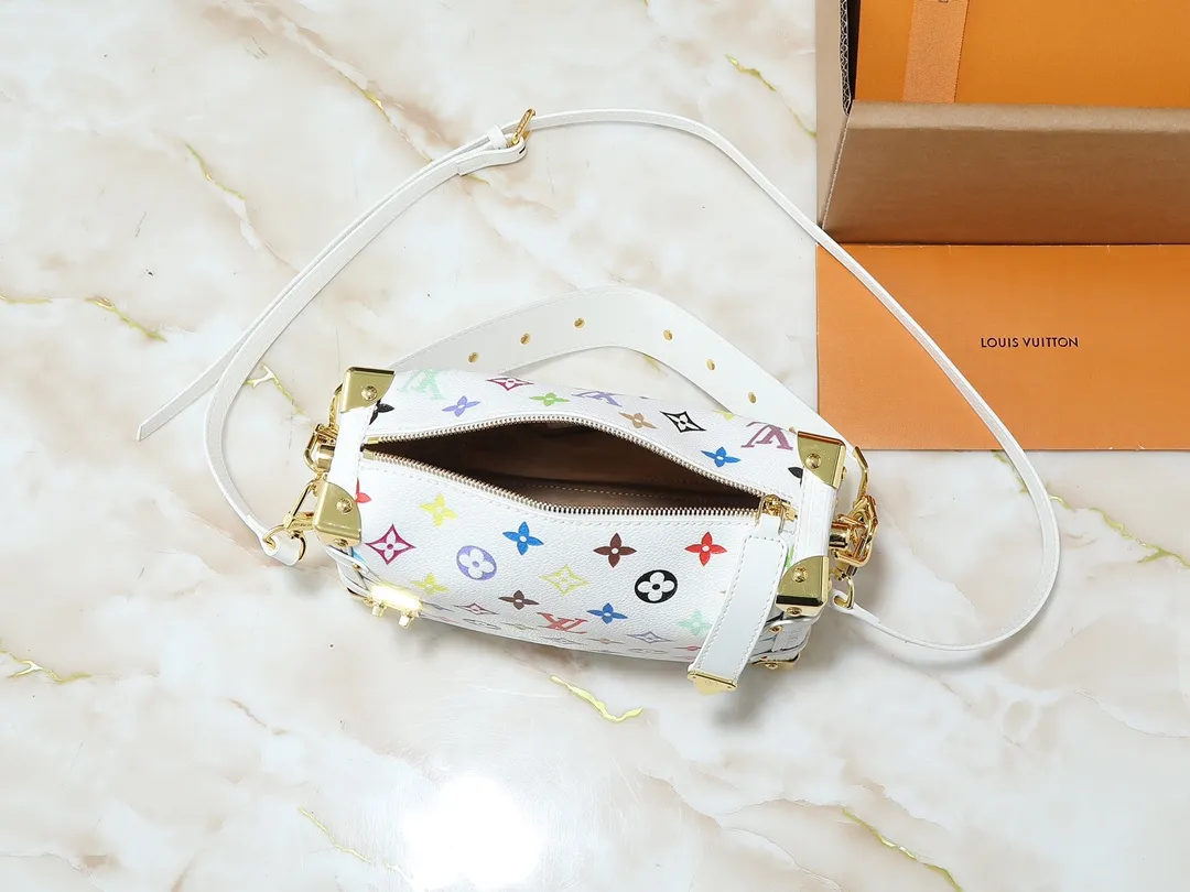 💰280💰Upgraded from the original M14046 M46358. This medium-sized Side Trunk handbag uses a humorous Monogram pattern to express the smart style of the Louis Vuitton The square shape is a nod to the brand's classic luggage, and the removable studded handle and shoulder strap allow for flexible carrying. Dimensions: 23.5 x 16.0 x 8.5 cm (length x height x width)