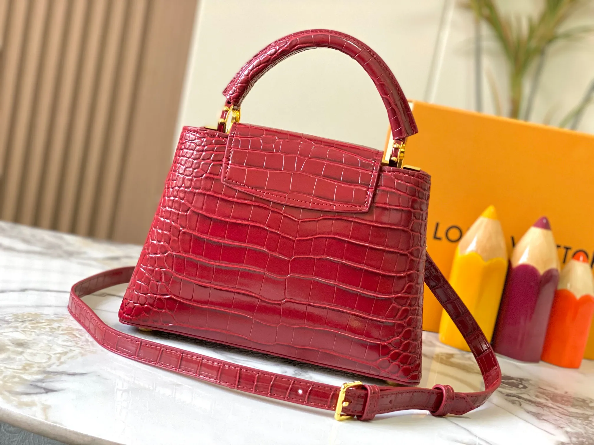 p460【Guangzhou top quality original】M86154 This Capucines BB handbag is made of Monogram crocodile pattern with pointed flowers and decorative lines, with LV letters and woven chains injecting metal edges, and with contrasting leather trims. The flip cover can be placed externally or internally, and the neat inner layer and multiple carrying methods complete the functional details.  27 x 18 x 9 cm (length x height x width)