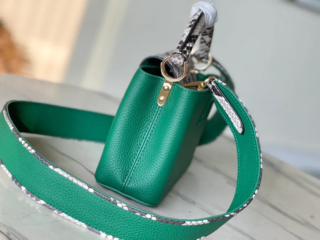 💰1860 (extra-grade original leather) N99387/M95509 green snake shoulder. This Capucines mini handbag is exquisitely constructed with full-grain Taurillon leather. It is equipped with a top handle, two flaps and a logo outlined in luster python leather, making it a gorgeous choice for both day and night. The detachable wide shoulder strap allows for an avant-garde look when worn on the shoulder or crossbody. Size: 21 *14 * 8cm