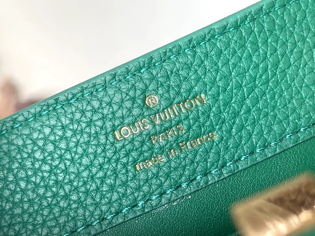 💰1860 (extra-grade original leather) N99387/M95509 green snake shoulder. This Capucines mini handbag is exquisitely constructed with full-grain Taurillon leather. It is equipped with a top handle, two flaps and a logo outlined in luster python leather, making it a gorgeous choice for both day and night. The detachable wide shoulder strap allows for an avant-garde look when worn on the shoulder or crossbody. Size: 21 *14 * 8cm