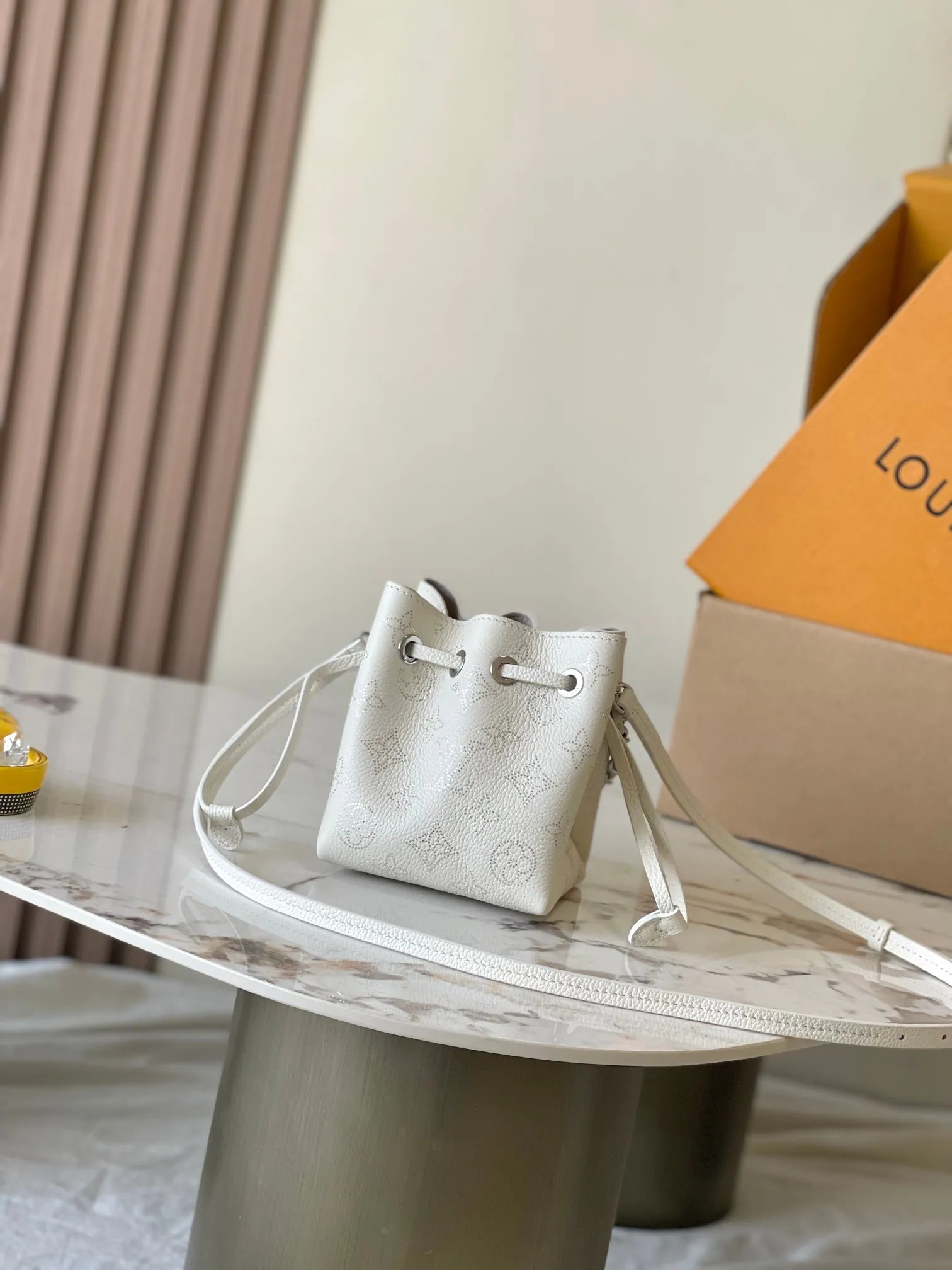 p2700 [Special grade MB chip version original leather] PICO BELLA mini bucket handbag Model: M12764 white dynamic chip version 163C Material: A-grade all-steel hardware, imported original fabric Packaging: full set of original duty-free MB packaging Size: 13*11*10.5CM