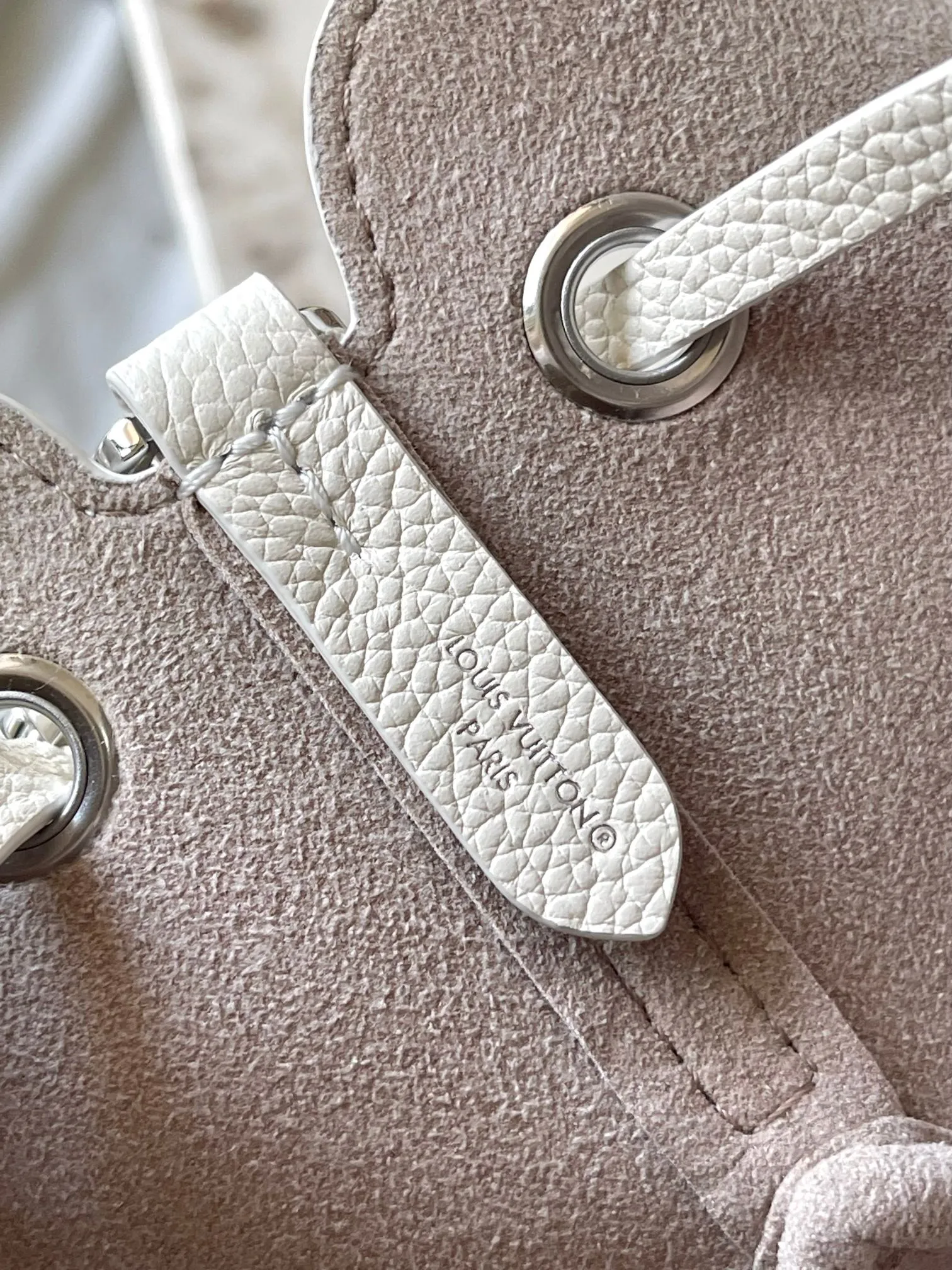 p2700 [Special grade MB chip version original leather] PICO BELLA mini bucket handbag Model: M12764 white dynamic chip version 163C Material: A-grade all-steel hardware, imported original fabric Packaging: full set of original duty-free MB packaging Size: 13*11*10.5CM
