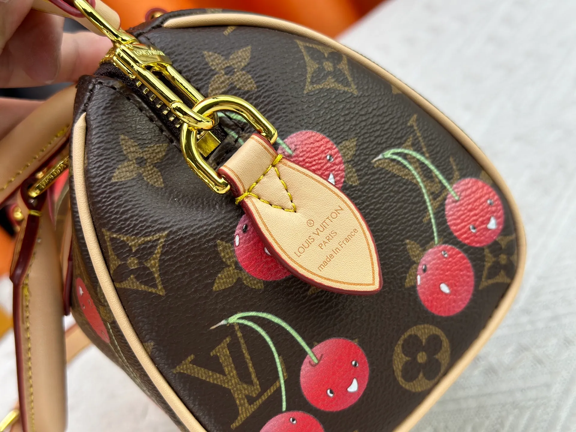 P260 Upgraded original version This cherry 🍒M13094 M46234 M46222 Speedy Bandoulière 20 handbag is made of soft coated canvas, and the full-length Monogram pattern is traced in colorful rainbow tones, highlighting the smart style of the Louis Vuitton x Murakami reissue series. The Toron handle and detachable shoulder strap are constructed of cow leather, the metal corners recall classic luggage elements, and the bow-shaped key bag and padlock add brand touches. Dimensions: 20.5 x 13.5 x 12.0 cm (length x height x width)