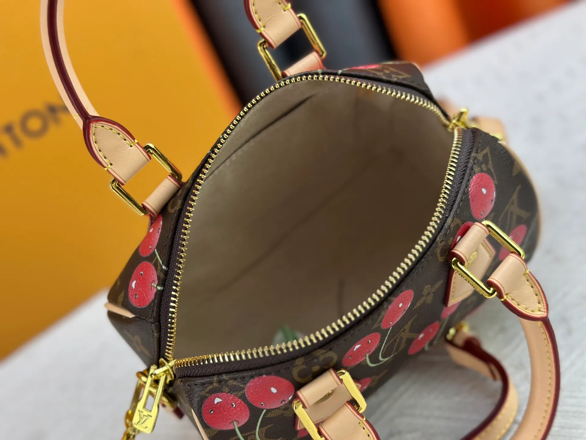 P260 Upgraded original version This cherry 🍒M13094 M46234 M46222 Speedy Bandoulière 20 handbag is made of soft coated canvas, and the full-length Monogram pattern is traced in colorful rainbow tones, highlighting the smart style of the Louis Vuitton x Murakami reissue series. The Toron handle and detachable shoulder strap are constructed of cow leather, the metal corners recall classic luggage elements, and the bow-shaped key bag and padlock add brand touches. Dimensions: 20.5 x 13.5 x 12.0 cm (length x height x width)