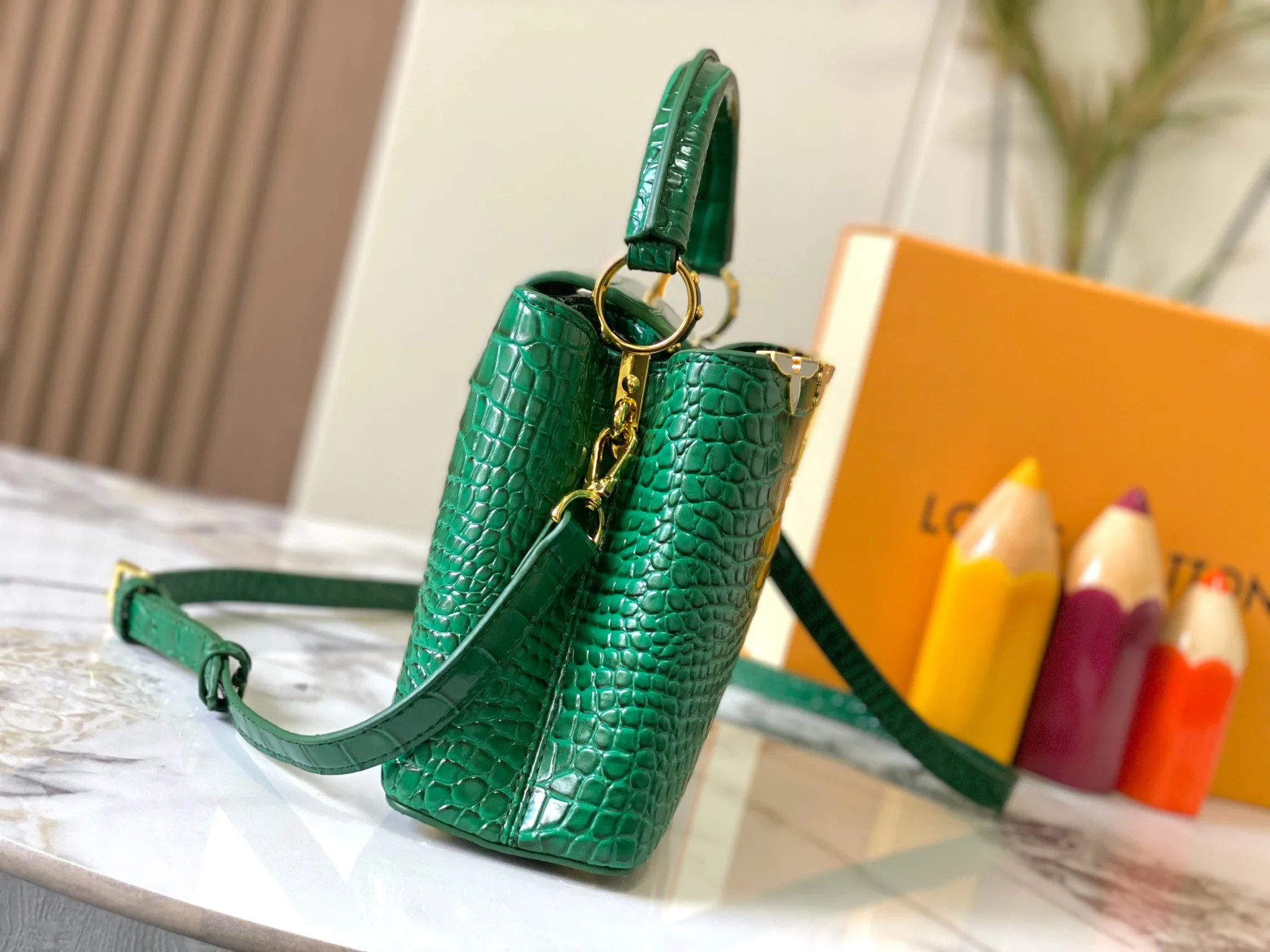 p460【Guangzhou top quality original】M86154 This Capucines BB handbag is made of Monogram crocodile pattern with pointed flowers and decorative lines, with LV letters and woven chains injecting metal edges, and with contrasting leather trims. The flip cover can be placed externally or internally, and the neat inner layer and multiple carrying methods complete the functional details.  27 x 18 x 9 cm (length x height x width)