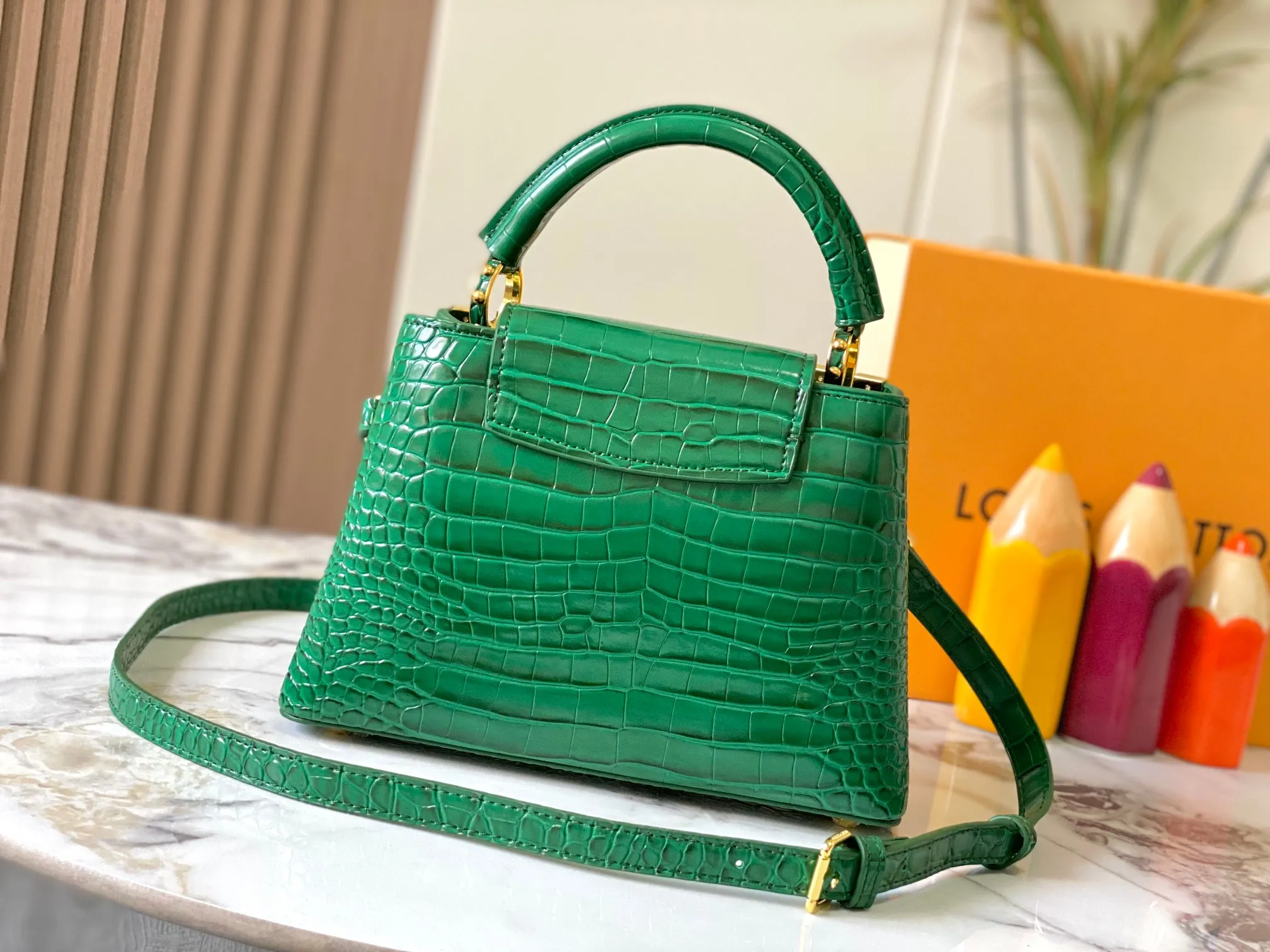 p460【Guangzhou top quality original】M86154 This Capucines BB handbag is made of Monogram crocodile pattern with pointed flowers and decorative lines, with LV letters and woven chains injecting metal edges, and with contrasting leather trims. The flip cover can be placed externally or internally, and the neat inner layer and multiple carrying methods complete the functional details.  27 x 18 x 9 cm (length x height x width)