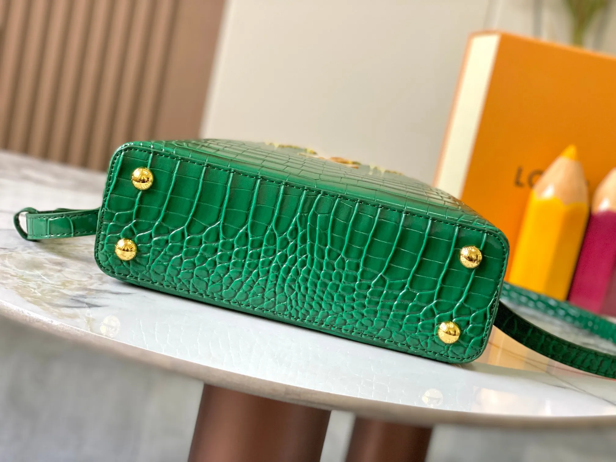 p460【Guangzhou top quality original】M86154 This Capucines BB handbag is made of Monogram crocodile pattern with pointed flowers and decorative lines, with LV letters and woven chains injecting metal edges, and with contrasting leather trims. The flip cover can be placed externally or internally, and the neat inner layer and multiple carrying methods complete the functional details.  27 x 18 x 9 cm (length x height x width)